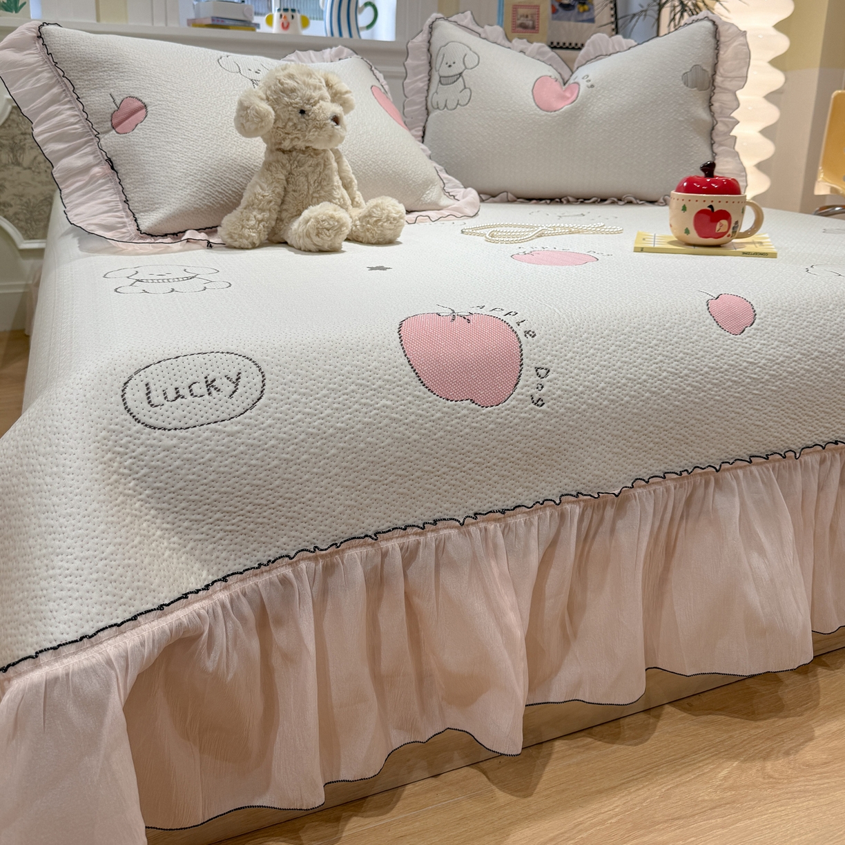 91家纺网 家纺一手货源 找家纺 雅居纺家纺 2026新款PE凉感卡通床裙床盖凉席韩版花边加厚三明治底PE凉感席 夏日苹果狗