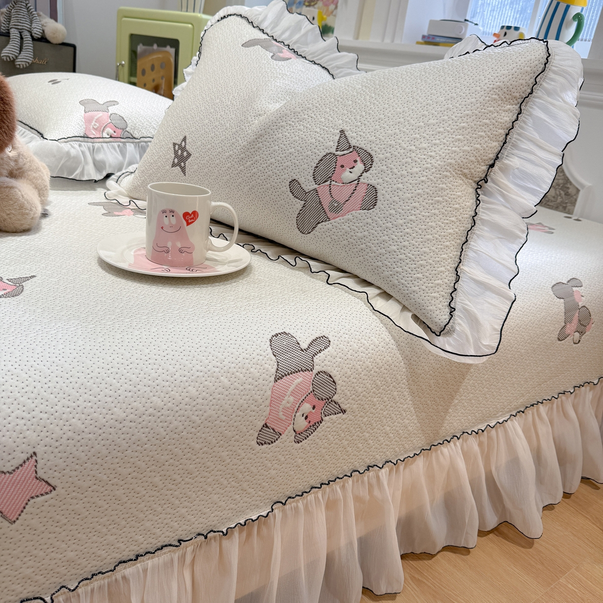 91家纺网 家纺一手货源 找家纺 雅居纺家纺 2026新款PE凉感卡通床裙床盖凉席韩版花边加厚三明治底PE凉感席 粉色星星腊肠狗