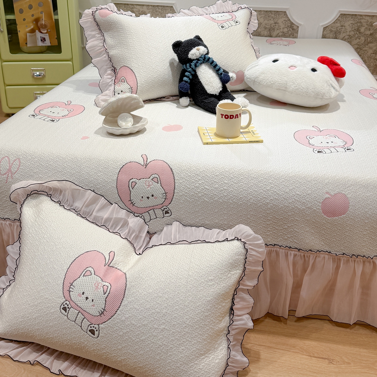 91家纺网 家纺一手货源 找家纺 雅居纺家纺 2026新款PE凉感卡通床裙床盖凉席韩版花边加厚三明治底PE凉感席 萌萌苹安果