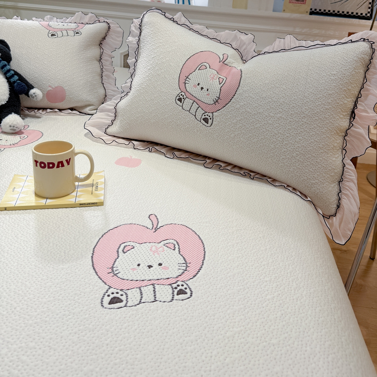 91家纺网 家纺一手货源 找家纺 雅居纺家纺 2026新款PE凉感卡通床裙床盖凉席韩版花边加厚三明治底PE凉感席 萌萌苹安果