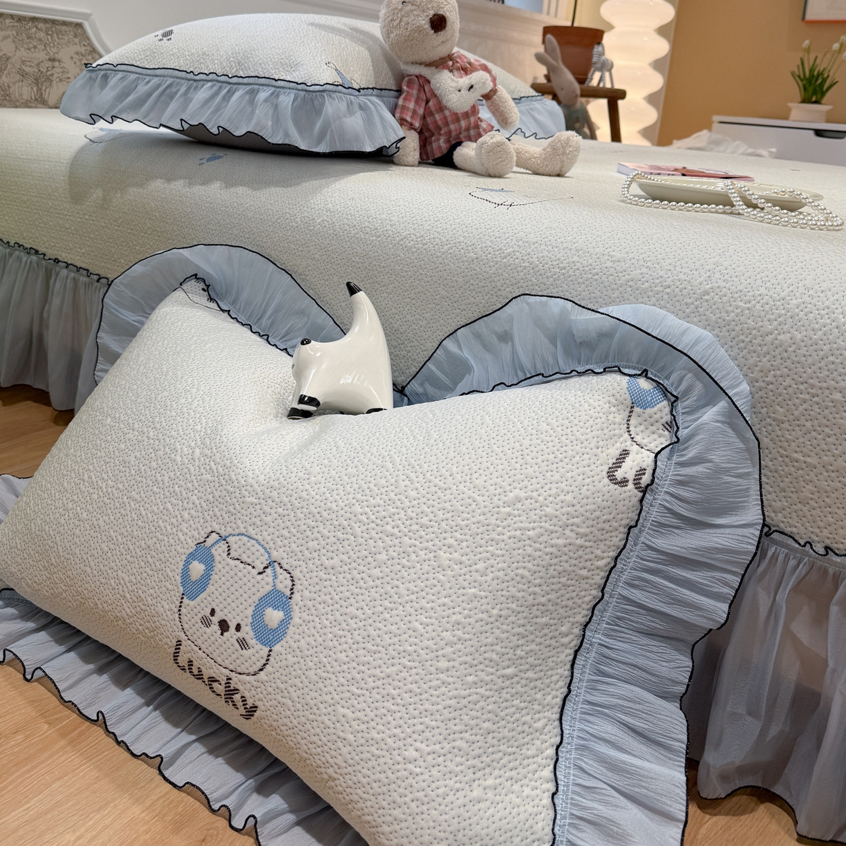 91家纺网 家纺一手货源 找家纺 雅居纺家纺 2026新款PE凉感卡通床裙床盖凉席韩版花边加厚三明治底PE凉感席 幸运酷熊