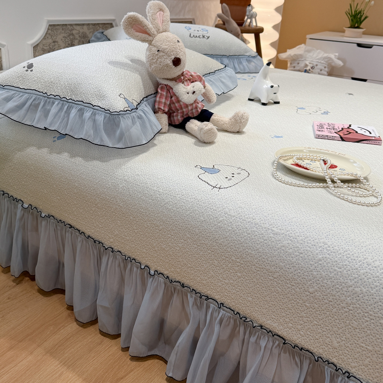 91家纺网 家纺一手货源 找家纺 雅居纺家纺 2026新款PE凉感卡通床裙床盖凉席韩版花边加厚三明治底PE凉感席 幸运酷熊