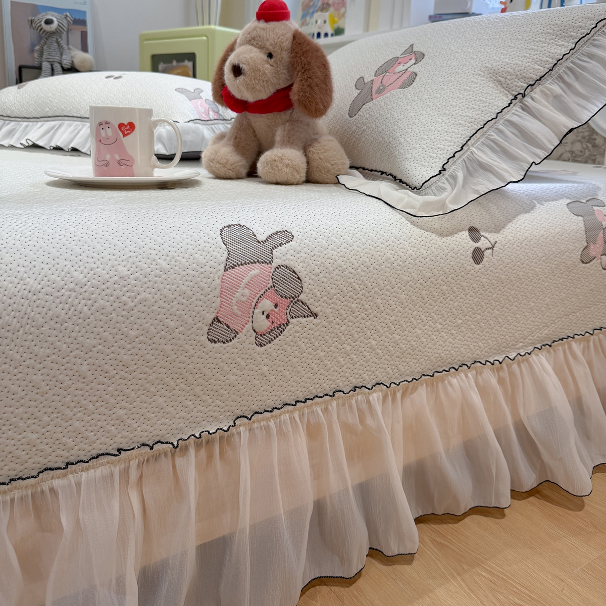 91家纺网 家纺一手货源 找家纺 雅居纺家纺 2026新款PE凉感卡通床裙床盖凉席韩版花边加厚三明治底PE凉感席 粉色星星腊肠狗