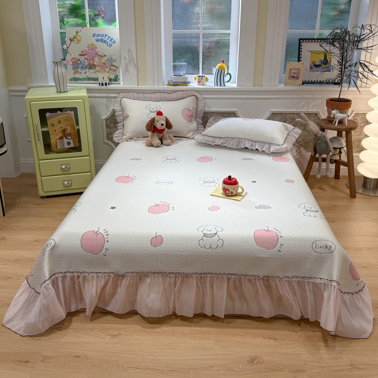 91家纺网 家纺一手货源 找家纺 雅居纺家纺 2026新款PE凉感卡通床裙床盖凉席韩版花边加厚三明治底PE凉感席 夏日苹果狗