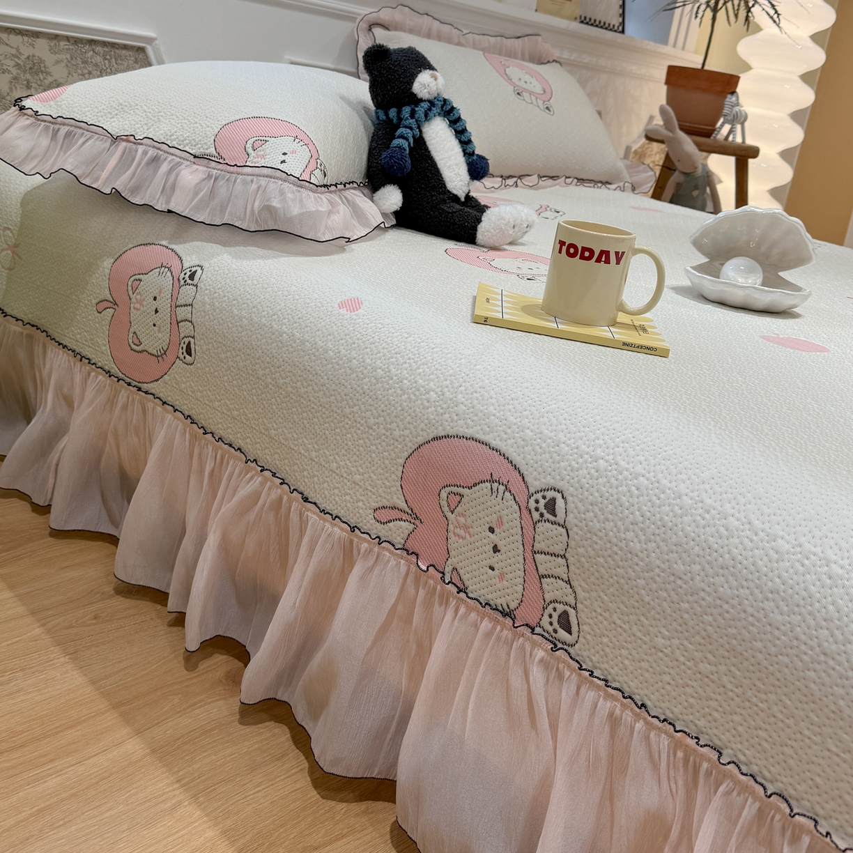 91家纺网 家纺一手货源 找家纺 雅居纺家纺 2026新款PE凉感卡通床裙床盖凉席韩版花边加厚三明治底PE凉感席 萌萌苹安果