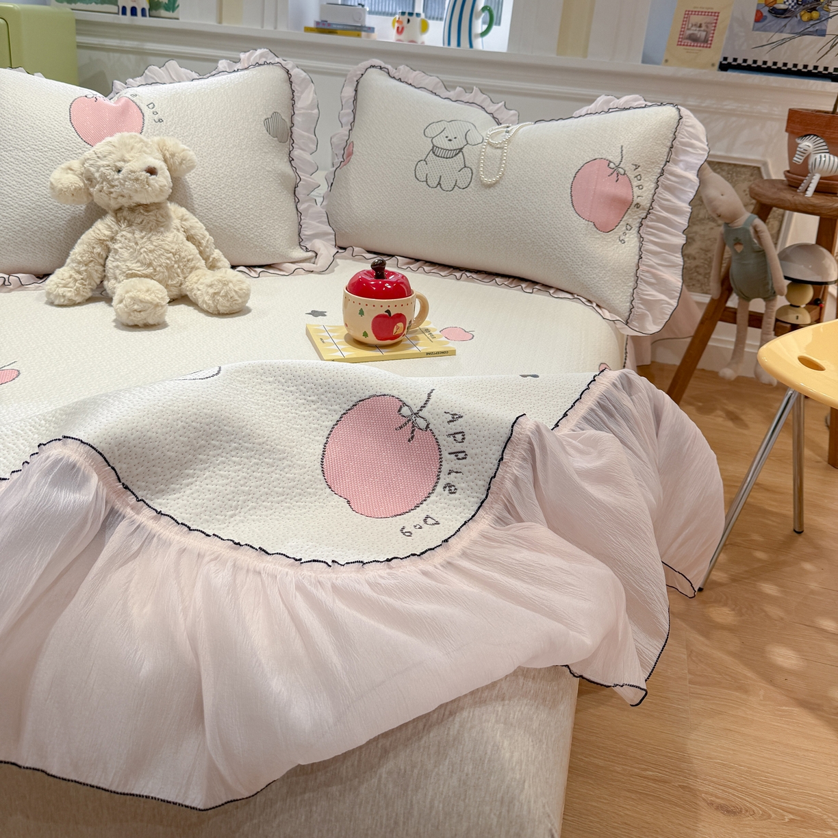 91家纺网 家纺一手货源 找家纺 雅居纺家纺 2026新款PE凉感卡通床裙床盖凉席韩版花边加厚三明治底PE凉感席 夏日苹果狗