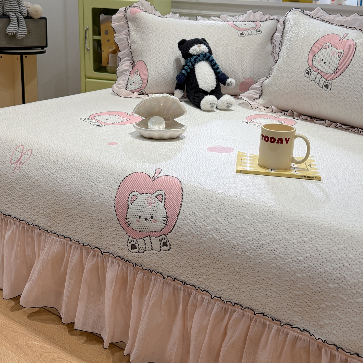 91家纺网 家纺一手货源 找家纺 雅居纺家纺 2026新款PE凉感卡通床裙床盖凉席韩版花边加厚三明治底PE凉感席 萌萌苹安果