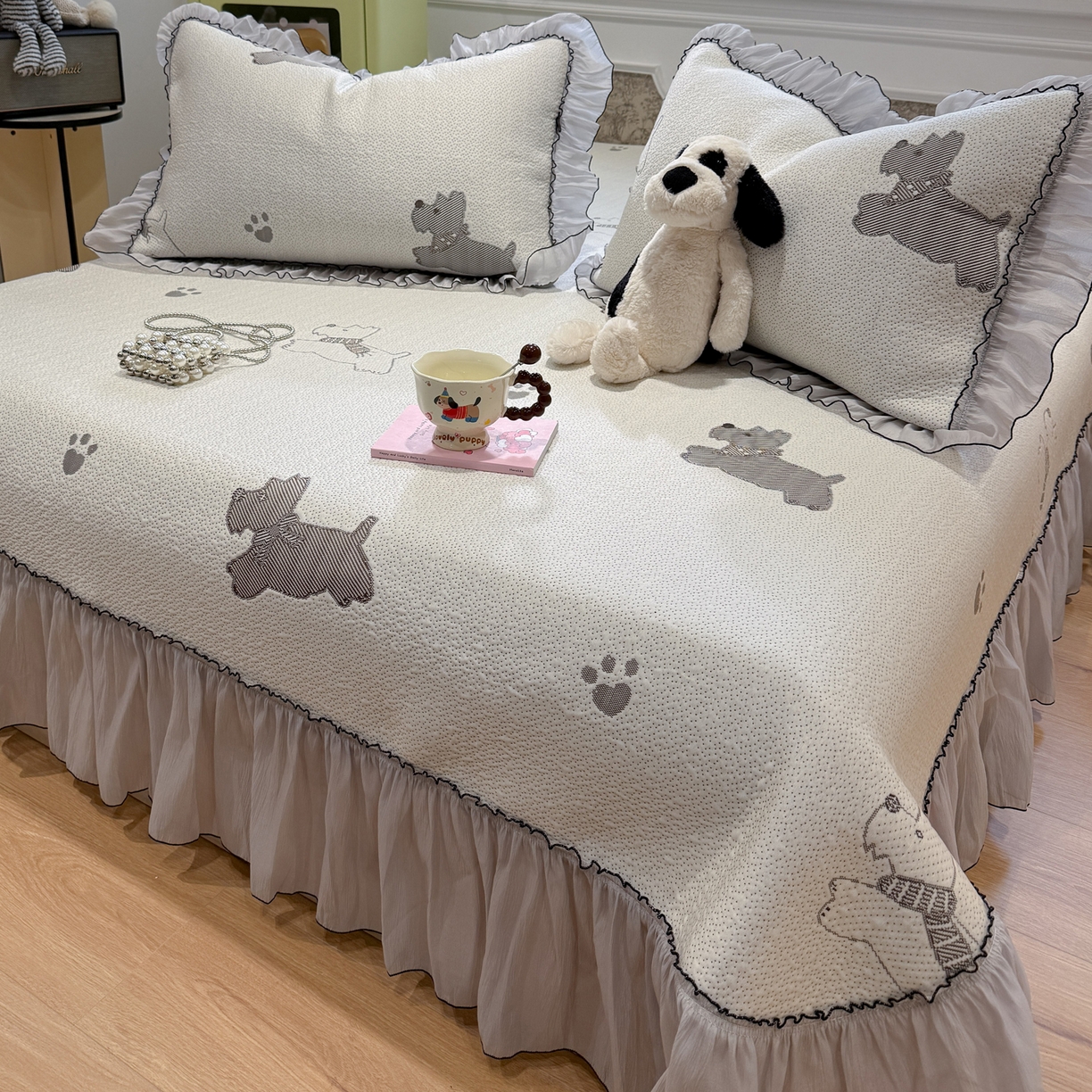 91家纺网 家纺一手货源 找家纺 雅居纺家纺 2026新款PE凉感卡通床裙床盖凉席韩版花边加厚三明治底PE凉感席 汪星人