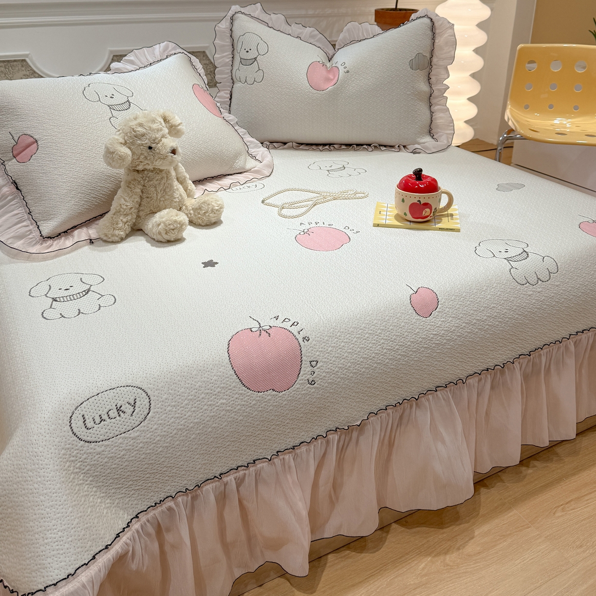 91家纺网 家纺一手货源 找家纺 雅居纺家纺 2026新款PE凉感卡通床裙床盖凉席韩版花边加厚三明治底PE凉感席 夏日苹果狗