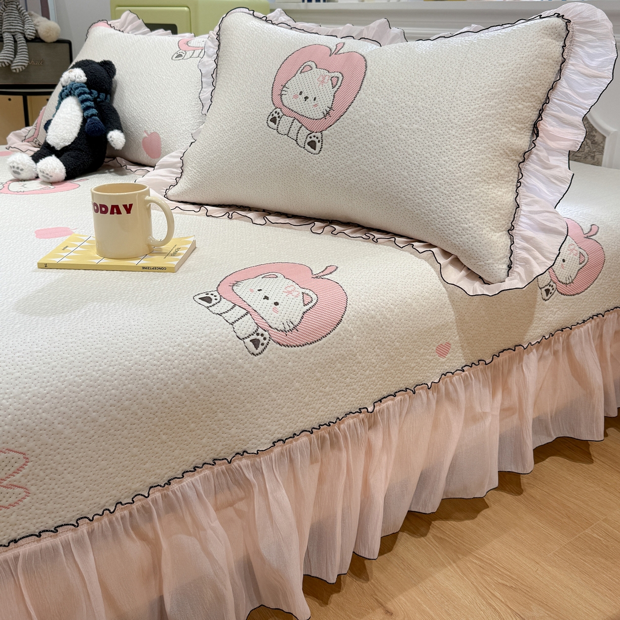 91家纺网 家纺一手货源 找家纺 雅居纺家纺 2026新款PE凉感卡通床裙床盖凉席韩版花边加厚三明治底PE凉感席 萌萌苹安果