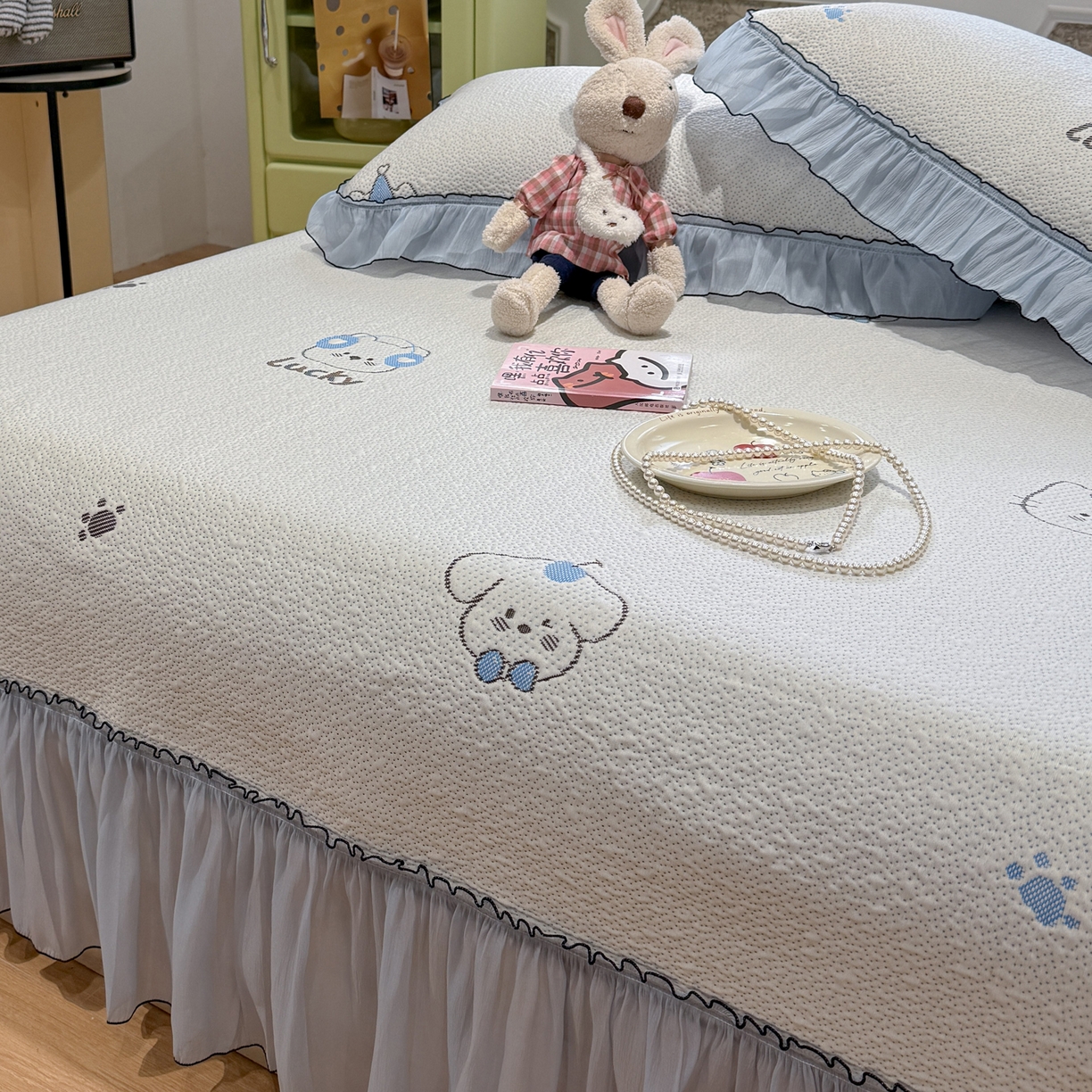 91家纺网 家纺一手货源 找家纺 雅居纺家纺 2026新款PE凉感卡通床裙床盖凉席韩版花边加厚三明治底PE凉感席 幸运酷熊