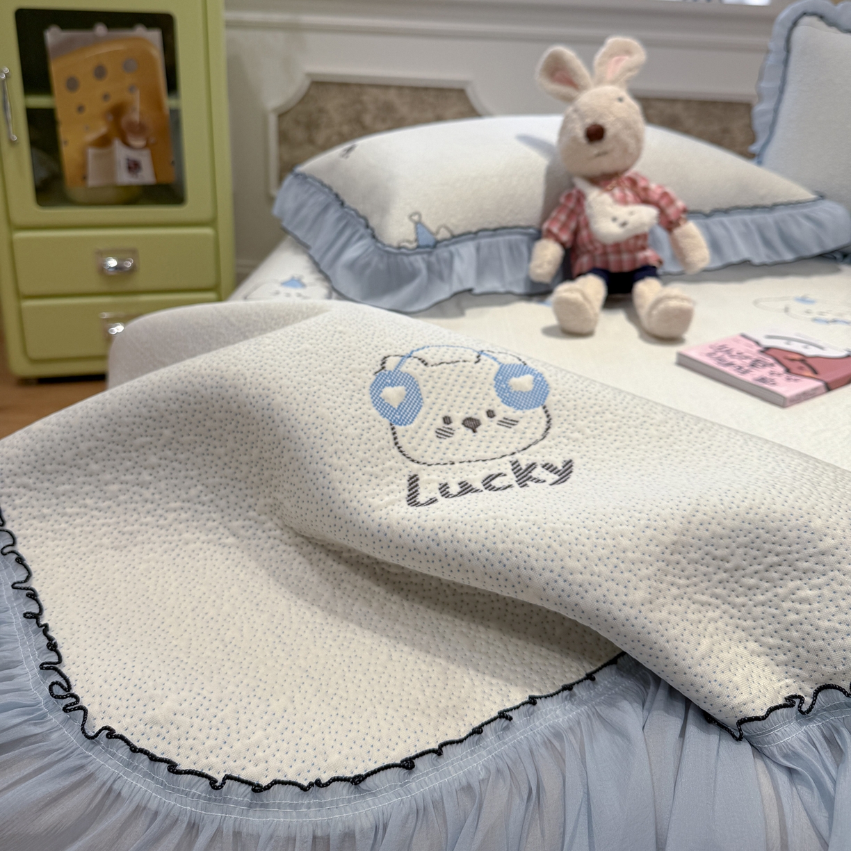 91家纺网 家纺一手货源 找家纺 雅居纺家纺 2026新款PE凉感卡通床裙床盖凉席韩版花边加厚三明治底PE凉感席 幸运酷熊