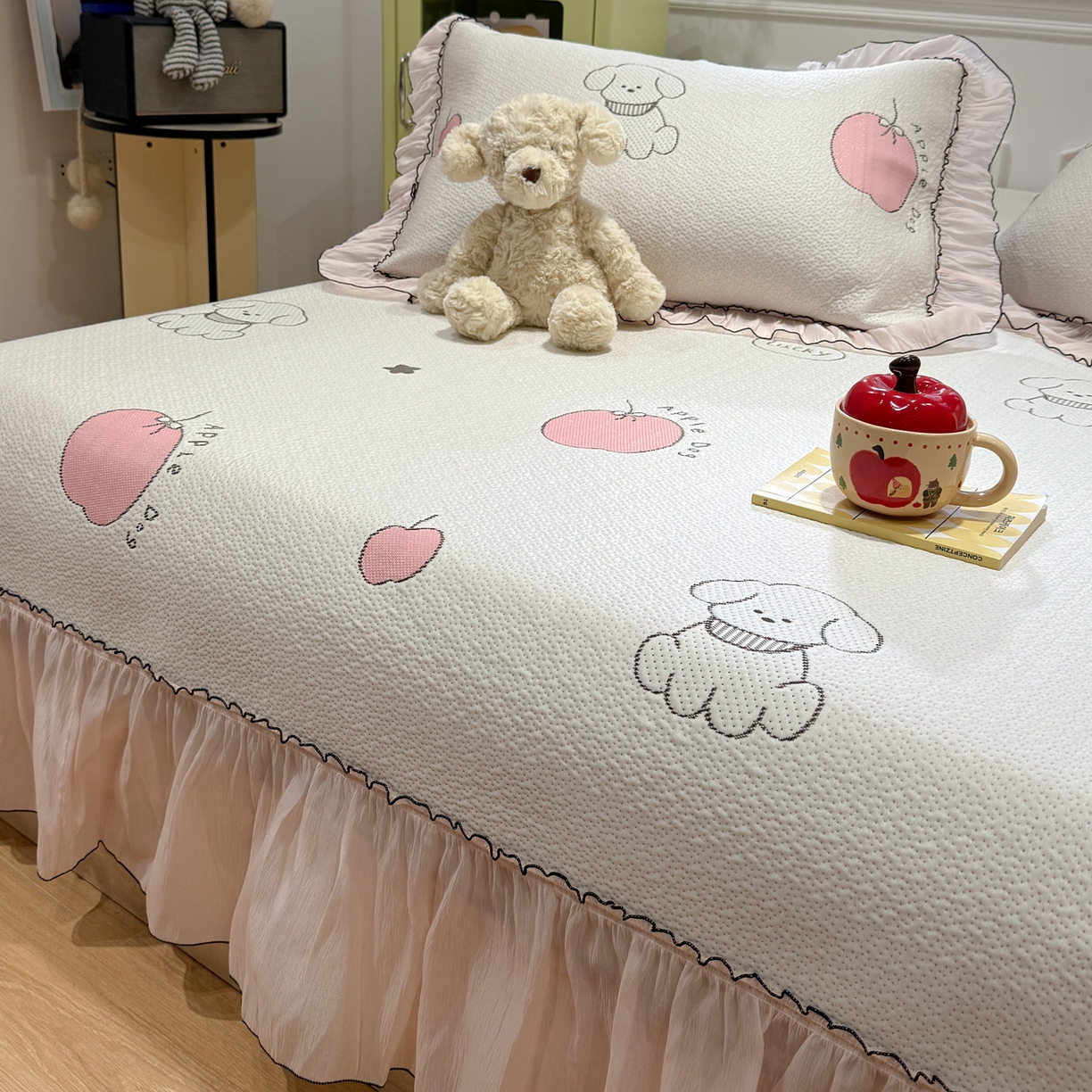 91家纺网 家纺一手货源 找家纺 雅居纺家纺 2026新款PE凉感卡通床裙床盖凉席韩版花边加厚三明治底PE凉感席 夏日苹果狗