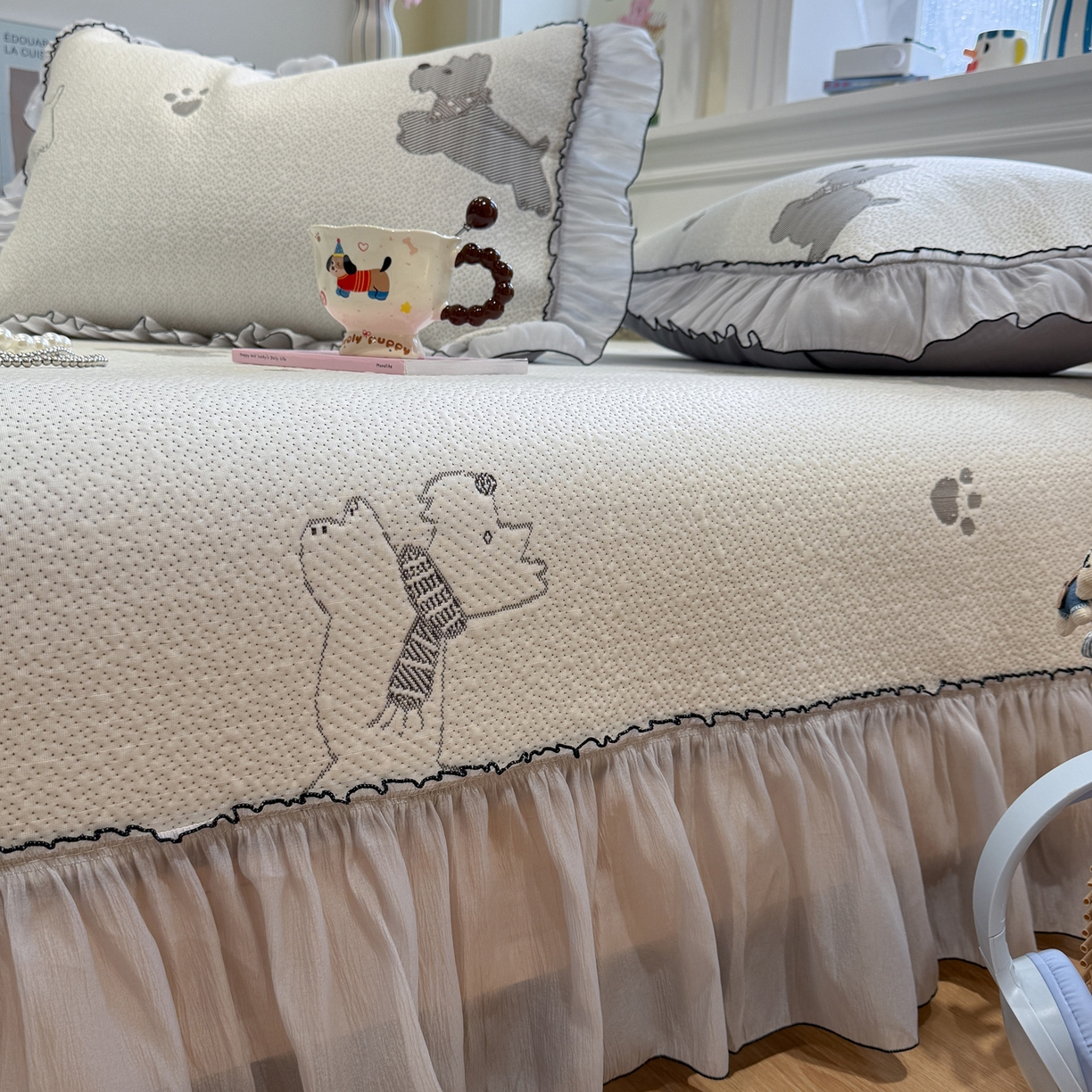 91家纺网 家纺一手货源 找家纺 雅居纺家纺 2026新款PE凉感卡通床裙床盖凉席韩版花边加厚三明治底PE凉感席 汪星人