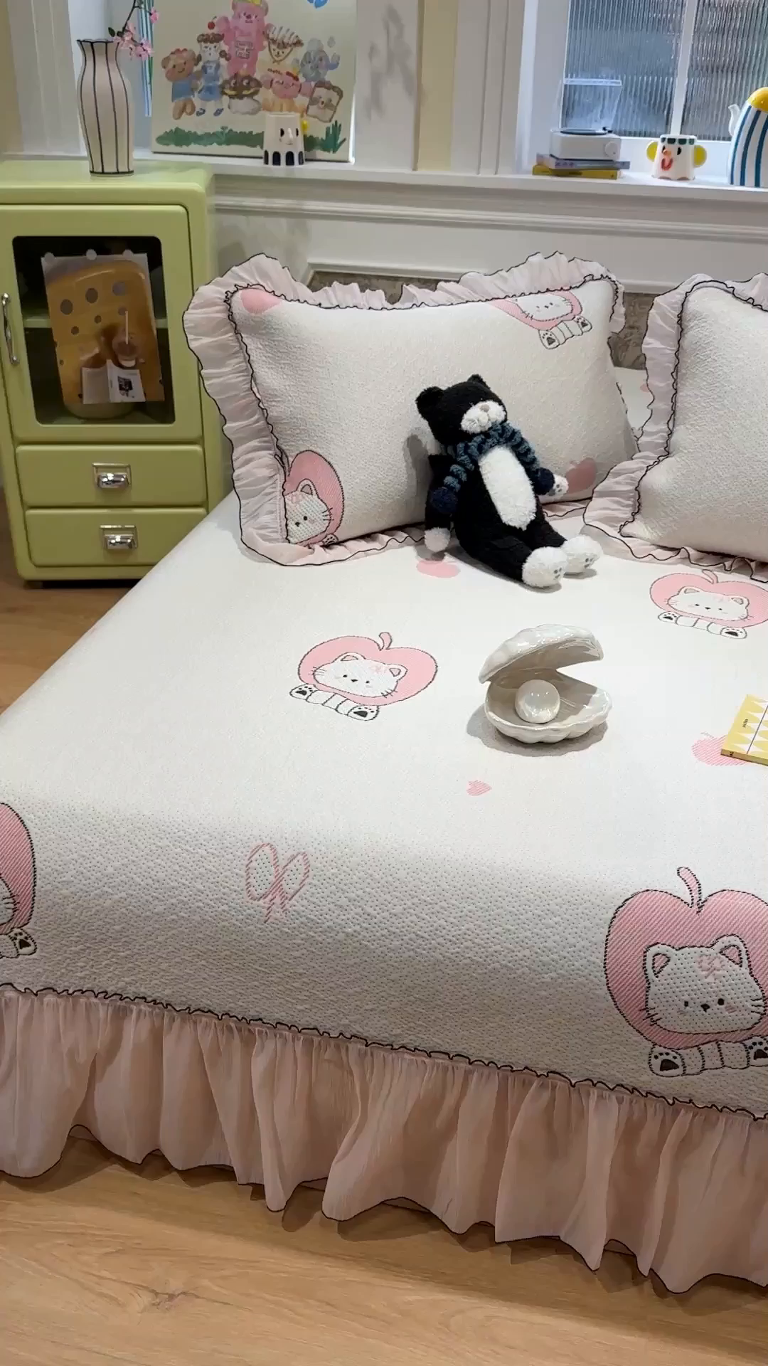 91家纺网 家纺一手货源 找家纺 雅居纺家纺 2026新款PE凉感卡通床裙床盖凉席韩版花边加厚三明治底PE凉感席 萌萌苹安果