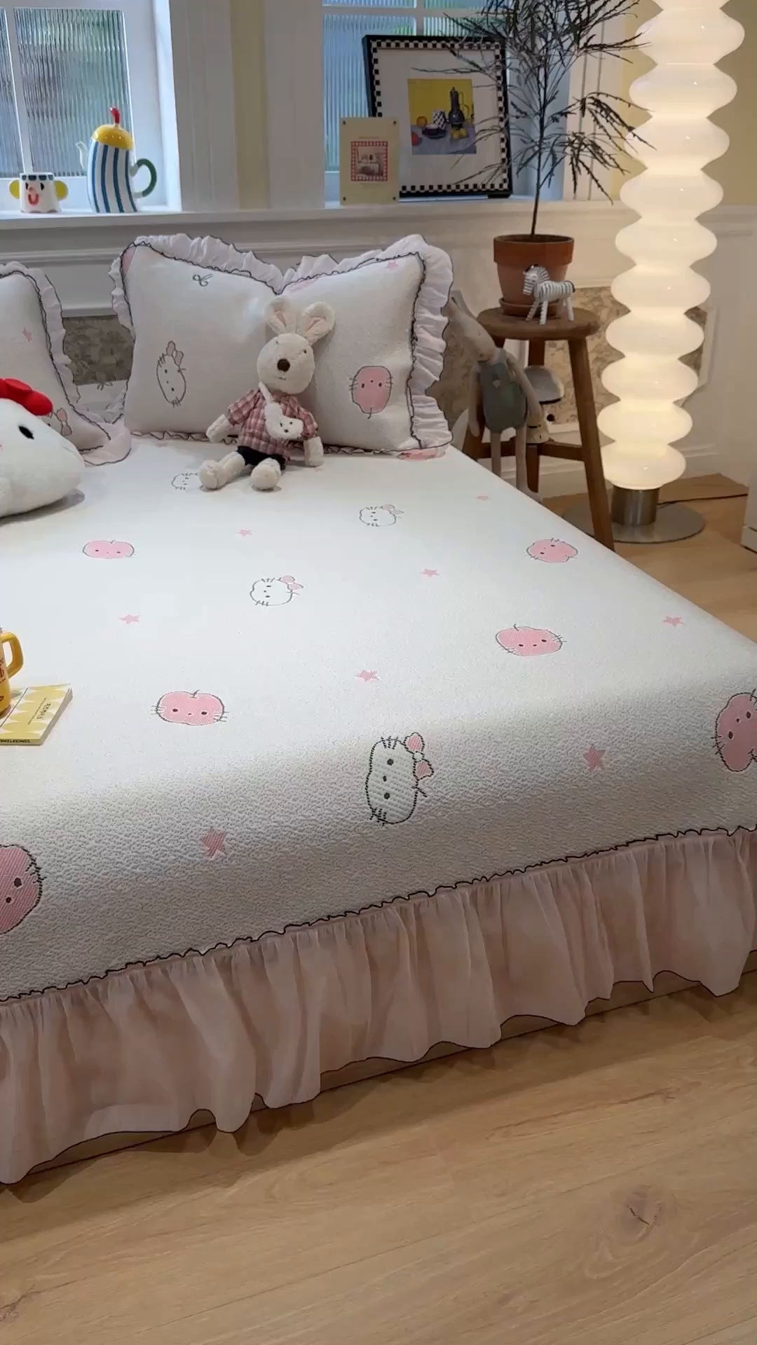 91家纺网 家纺一手货源 找家纺 雅居纺家纺 2026新款PE凉感卡通床裙床盖凉席韩版花边加厚三明治底PE凉感席 粉色猫咪家族
