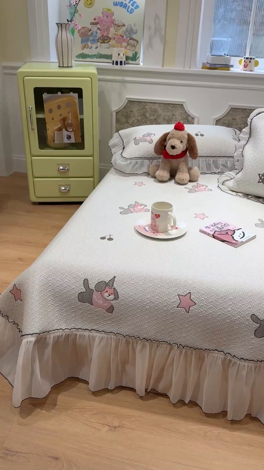 91家纺网 家纺一手货源 找家纺 雅居纺家纺 2026新款PE凉感卡通床裙床盖凉席韩版花边加厚三明治底PE凉感席 粉色星星腊肠狗