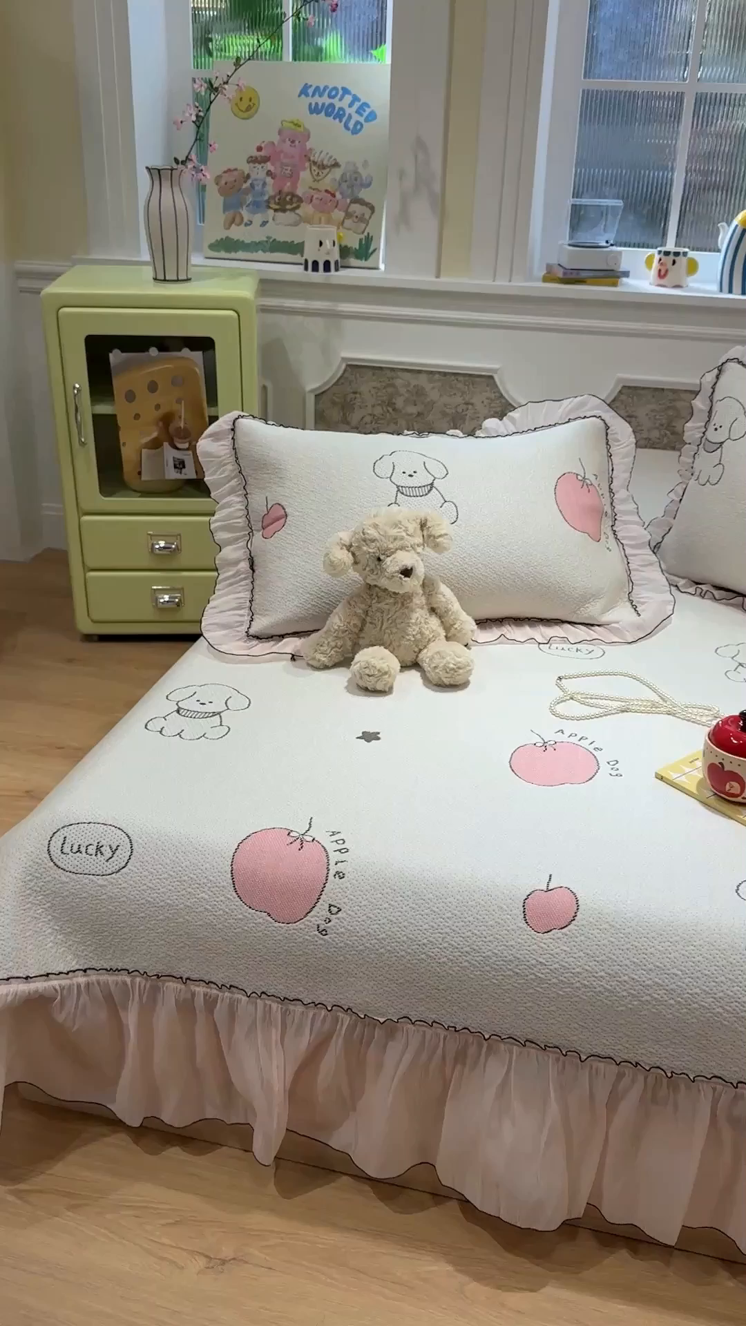91家纺网 家纺一手货源 找家纺 雅居纺家纺 2026新款PE凉感卡通床裙床盖凉席韩版花边加厚三明治底PE凉感席 夏日苹果狗