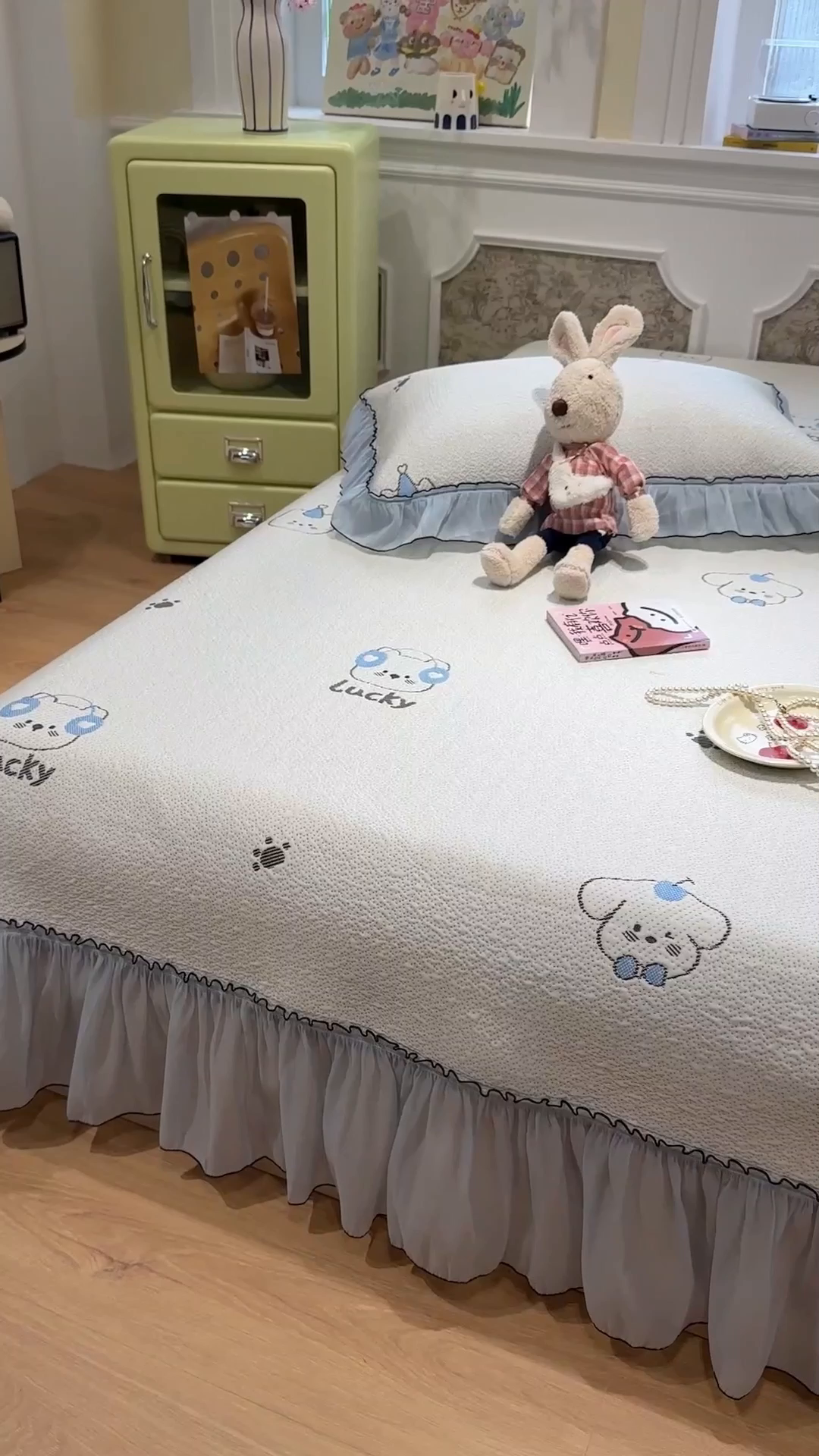 91家纺网 家纺一手货源 找家纺 雅居纺家纺 2026新款PE凉感卡通床裙床盖凉席韩版花边加厚三明治底PE凉感席 幸运酷熊