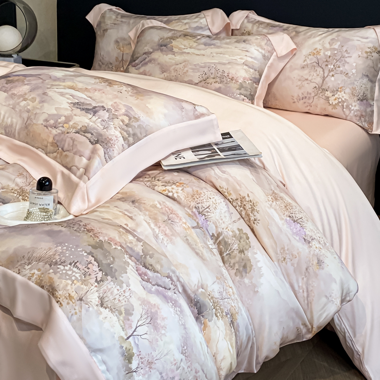 91家纺网 家纺一手货源 找家纺 博纳家纺 2025新款天丝凉感 大宽边撞色拼角 高级简奢款凉感天丝数码印花夏被四件套 兰香