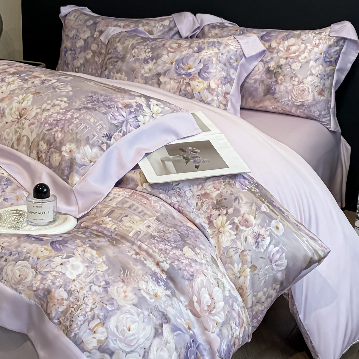 91家纺网 家纺一手货源 找家纺 博纳家纺 2026新款天丝莱塞尔轻奢高端数码印花拼角宽边夏被四件套冰感凉感四件套--夏洛伊系列 蔷薇庄园