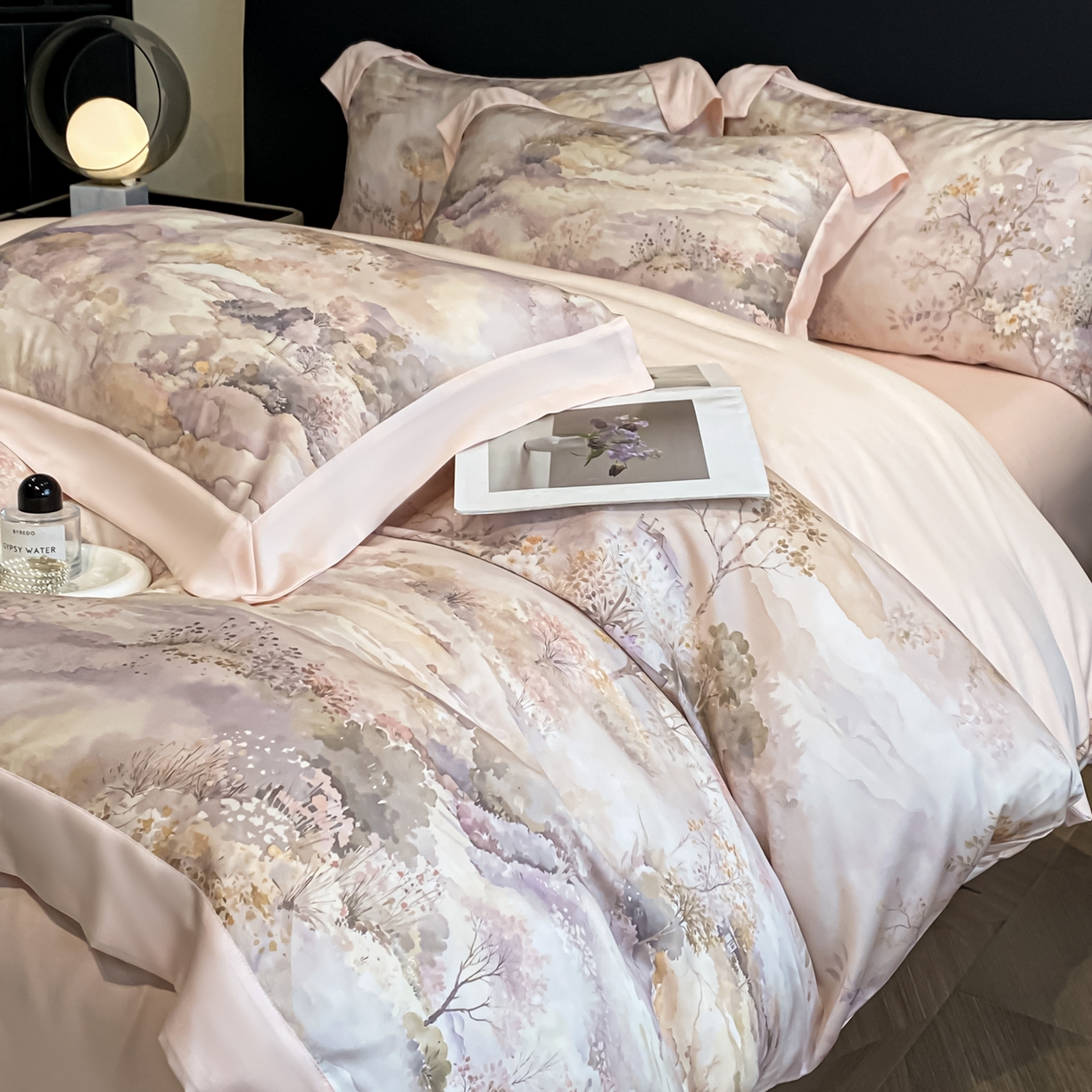 91家纺网 家纺一手货源 找家纺 （总）博纳家纺 2026新款天丝莱塞尔轻奢高端数码印花拼角宽边夏被四件套冰感凉感四件套--夏洛伊系列