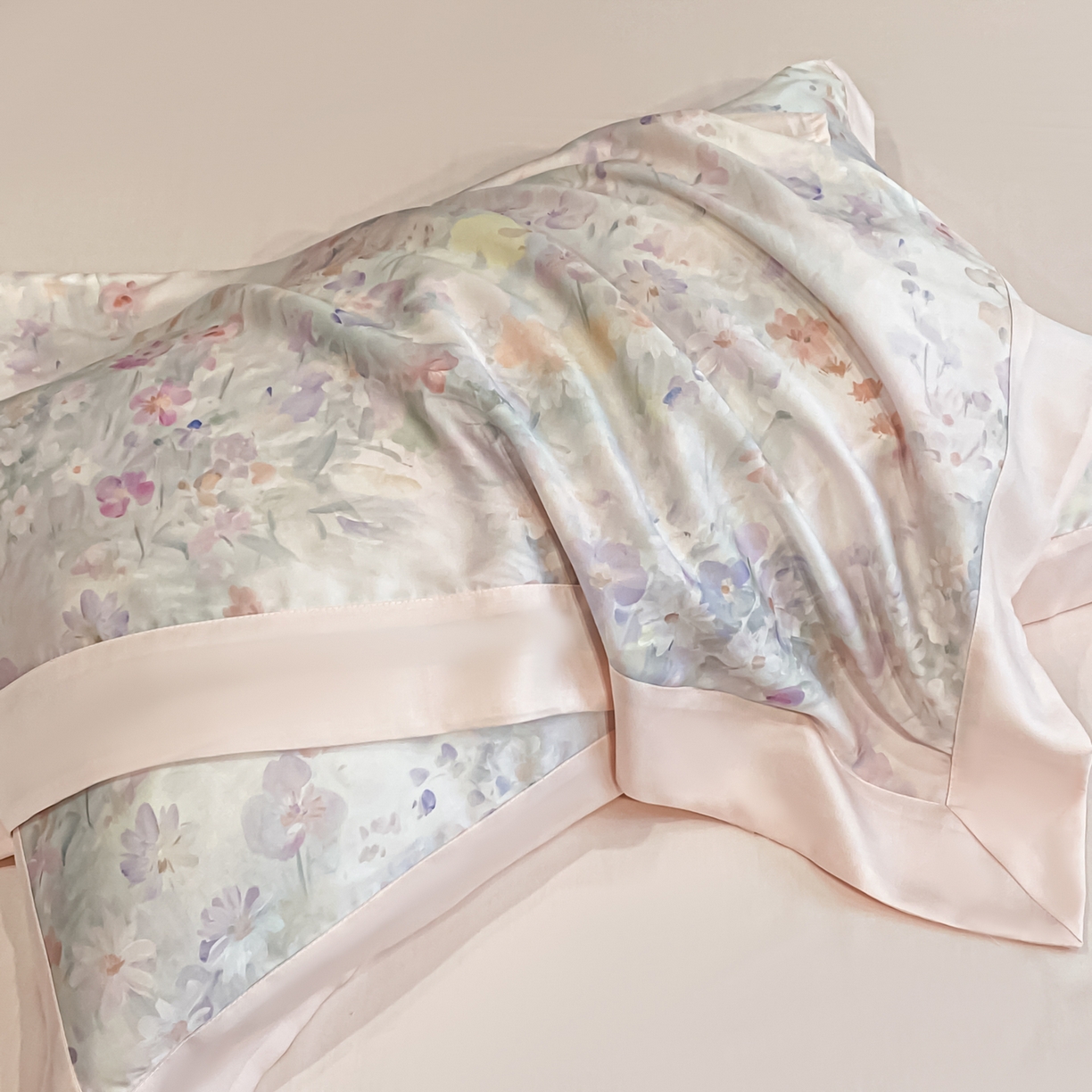 91家纺网 家纺一手货源 找家纺 博纳家纺 2026新款天丝莱塞尔轻奢高端数码印花拼角宽边夏被四件套冰感凉感四件套--夏洛伊系列 夏洛伊