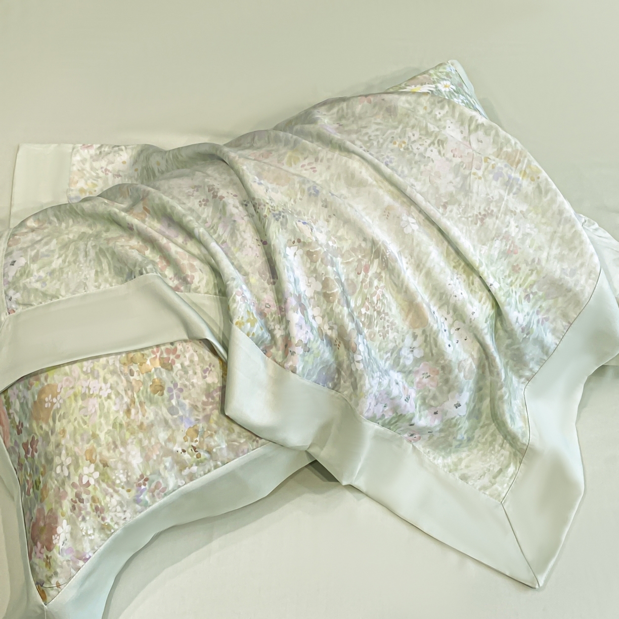 91家纺网 家纺一手货源 找家纺 博纳家纺 2026新款天丝莱塞尔轻奢高端数码印花拼角宽边夏被四件套冰感凉感四件套--夏洛伊系列 漫枝