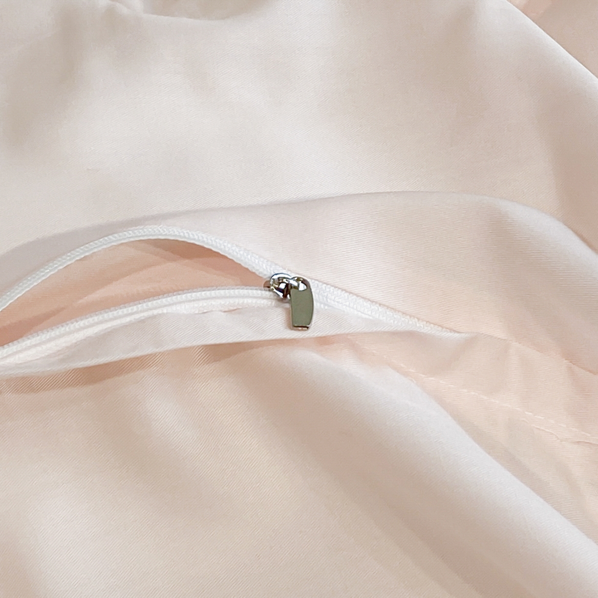 91家纺网 家纺一手货源 找家纺 博纳家纺 2026新款天丝莱塞尔轻奢高端数码印花拼角宽边夏被四件套冰感凉感四件套--夏洛伊系列 柏林春诗