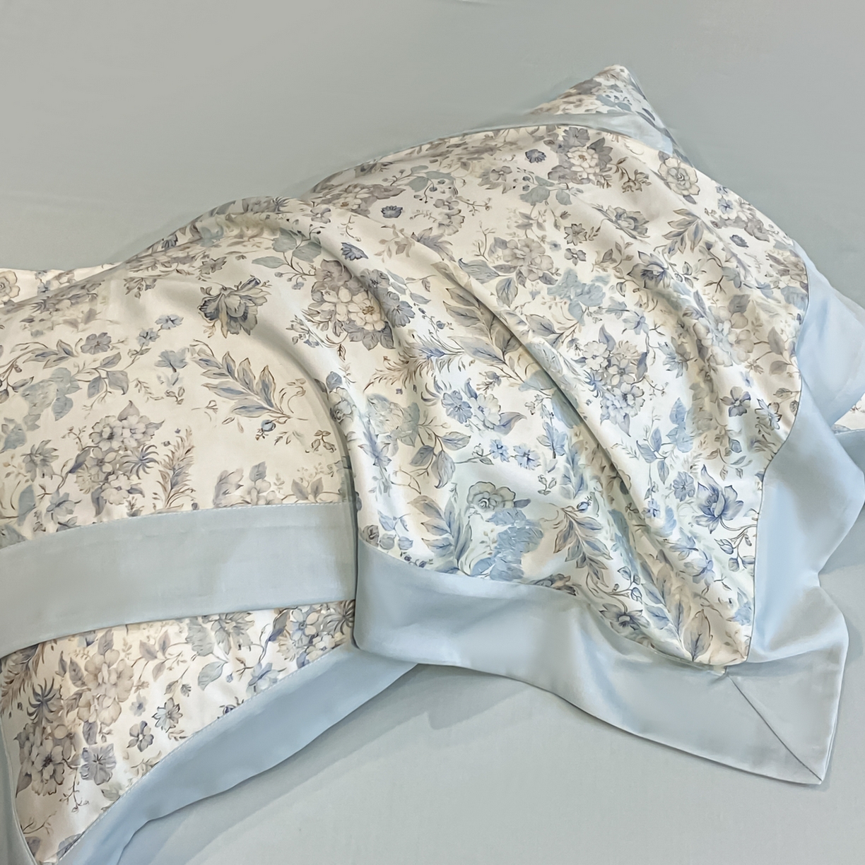 91家纺网 家纺一手货源 找家纺 博纳家纺 2026新款天丝莱塞尔轻奢高端数码印花拼角宽边夏被四件套冰感凉感四件套--夏洛伊系列 春亭序