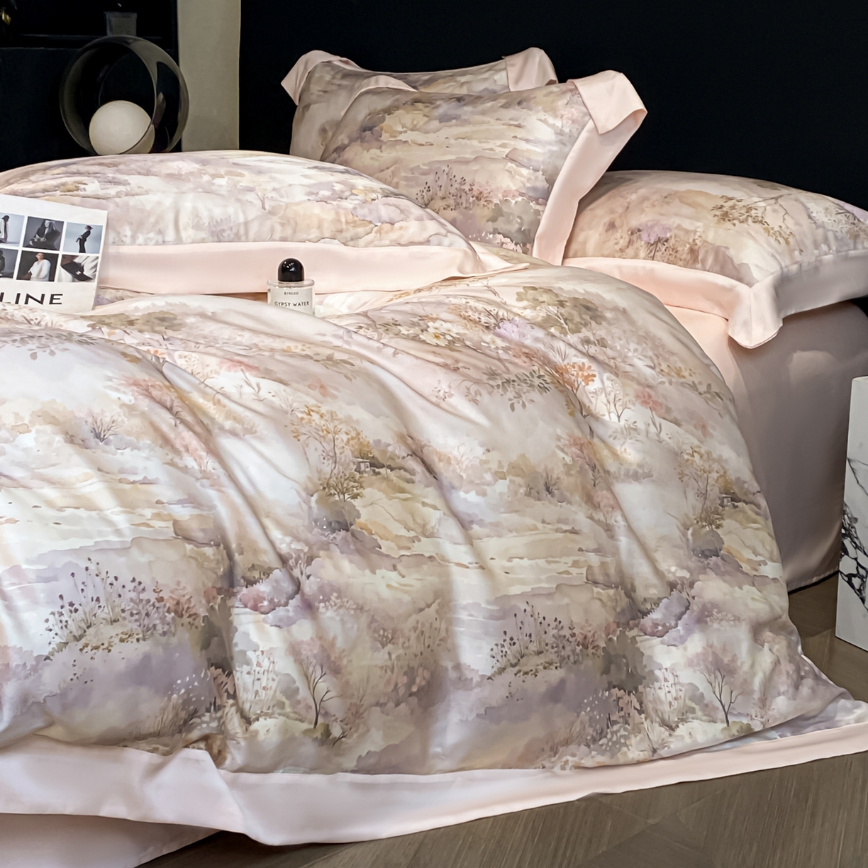 91家纺网 家纺一手货源 找家纺 博纳家纺 2026新款天丝莱塞尔轻奢高端数码印花拼角宽边夏被四件套冰感凉感四件套--夏洛伊系列 柏林春诗