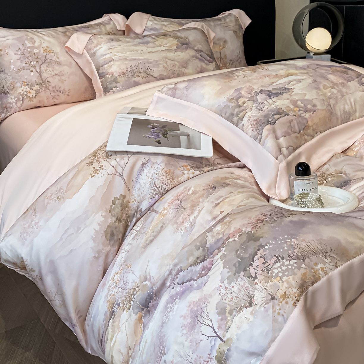 91家纺网 家纺一手货源 找家纺 博纳家纺 2026新款天丝莱塞尔轻奢高端数码印花拼角宽边夏被四件套冰感凉感四件套--夏洛伊系列 柏林春诗