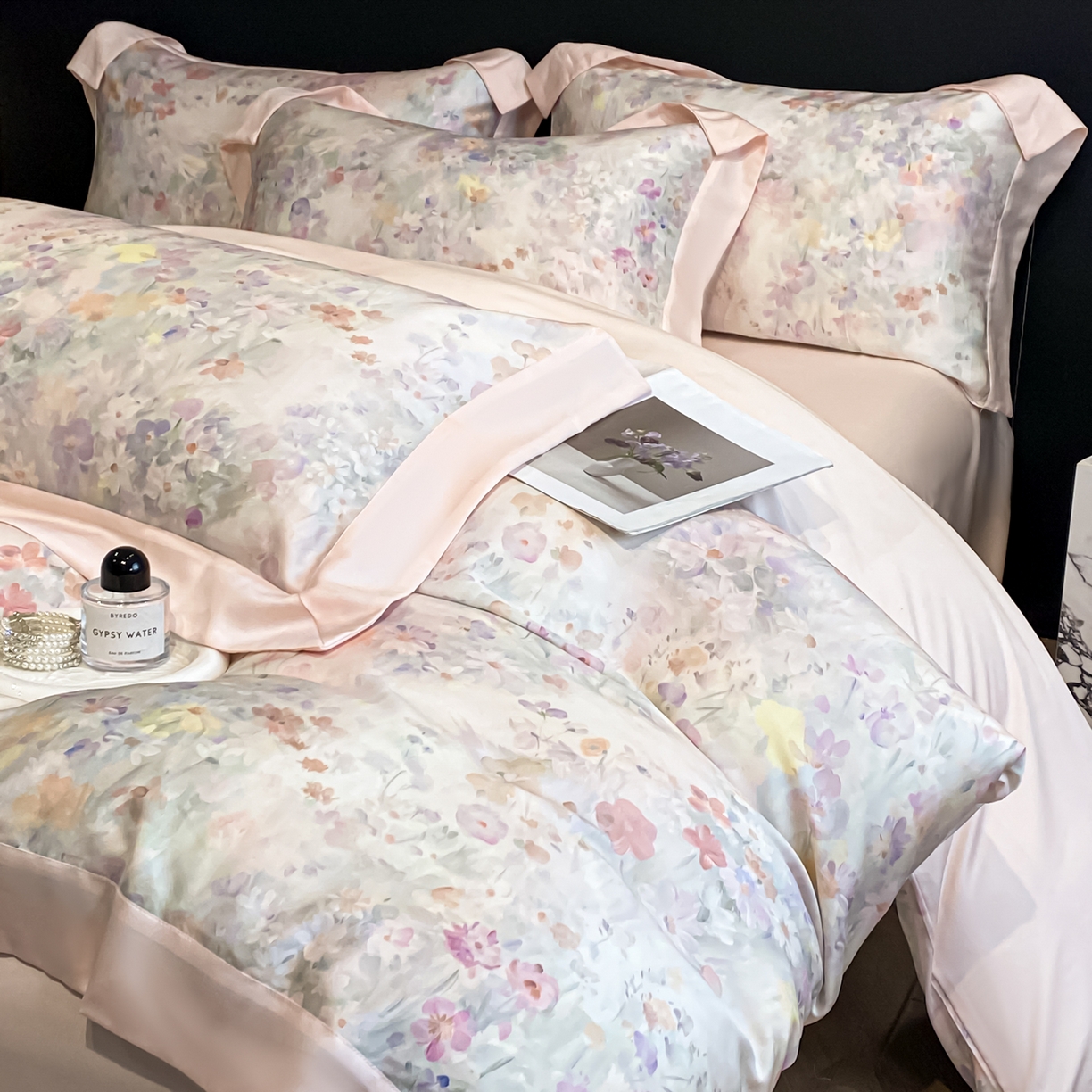 91家纺网 家纺一手货源 找家纺 博纳家纺 2026新款天丝莱塞尔轻奢高端数码印花拼角宽边夏被四件套冰感凉感四件套--夏洛伊系列 夏洛伊