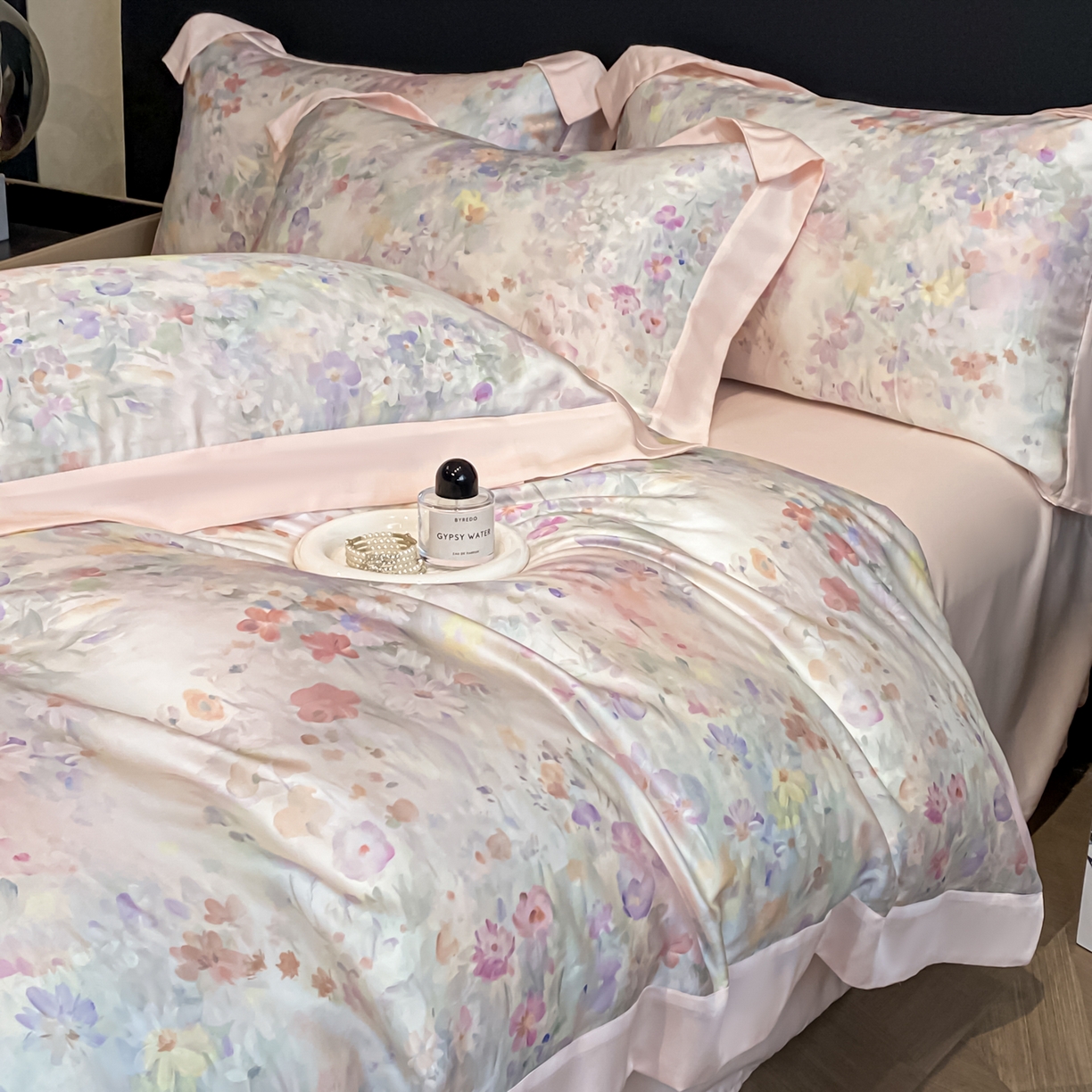 91家纺网 家纺一手货源 找家纺 博纳家纺 2026新款天丝莱塞尔轻奢高端数码印花拼角宽边夏被四件套冰感凉感四件套--夏洛伊系列 夏洛伊