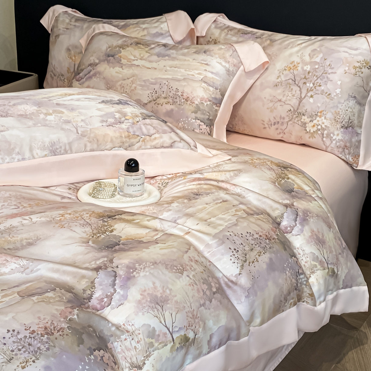 91家纺网 家纺一手货源 找家纺 博纳家纺 2026新款天丝莱塞尔轻奢高端数码印花拼角宽边夏被四件套冰感凉感四件套--夏洛伊系列 柏林春诗