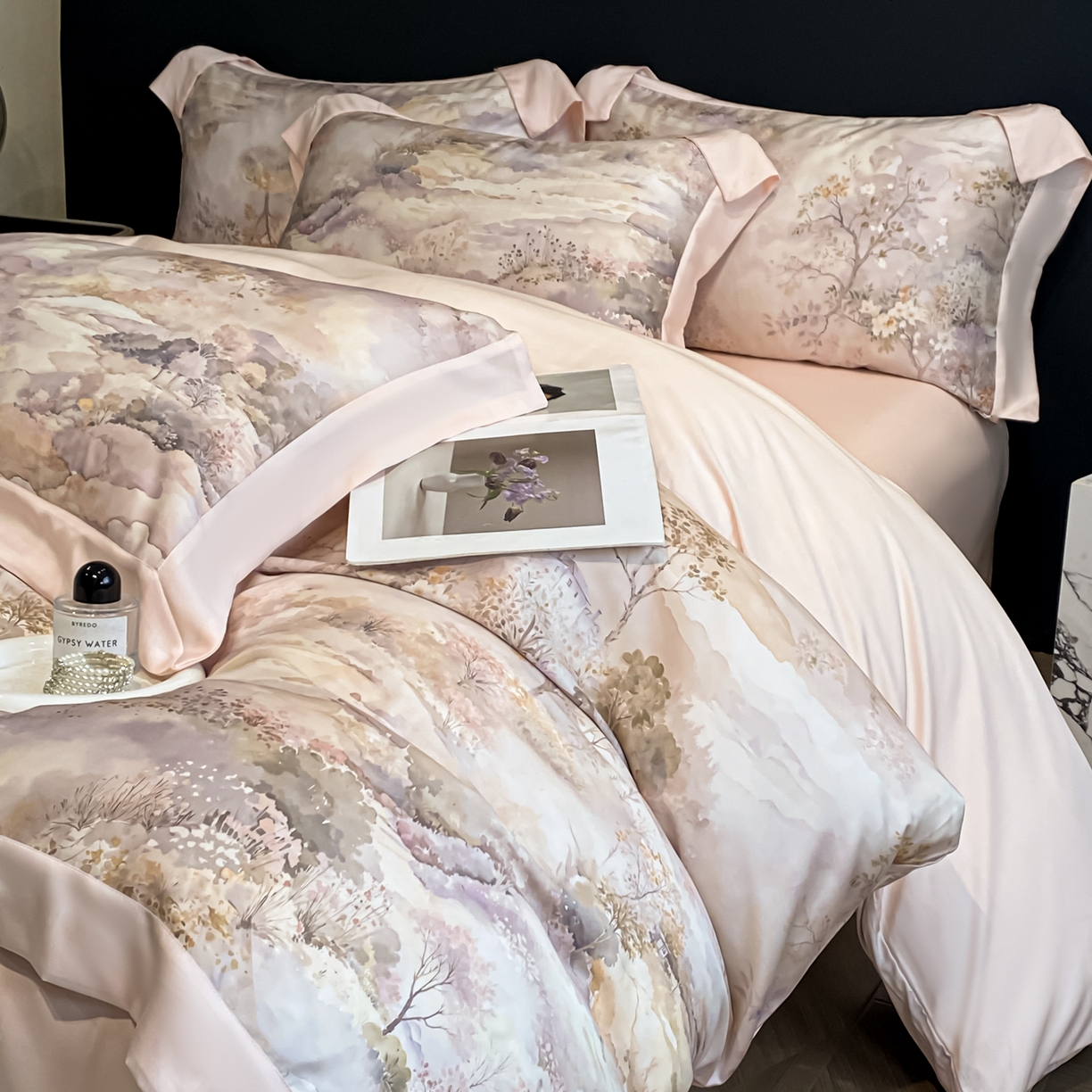 91家纺网 家纺一手货源 找家纺 博纳家纺 2026新款天丝莱塞尔轻奢高端数码印花拼角宽边夏被四件套冰感凉感四件套--夏洛伊系列 柏林春诗