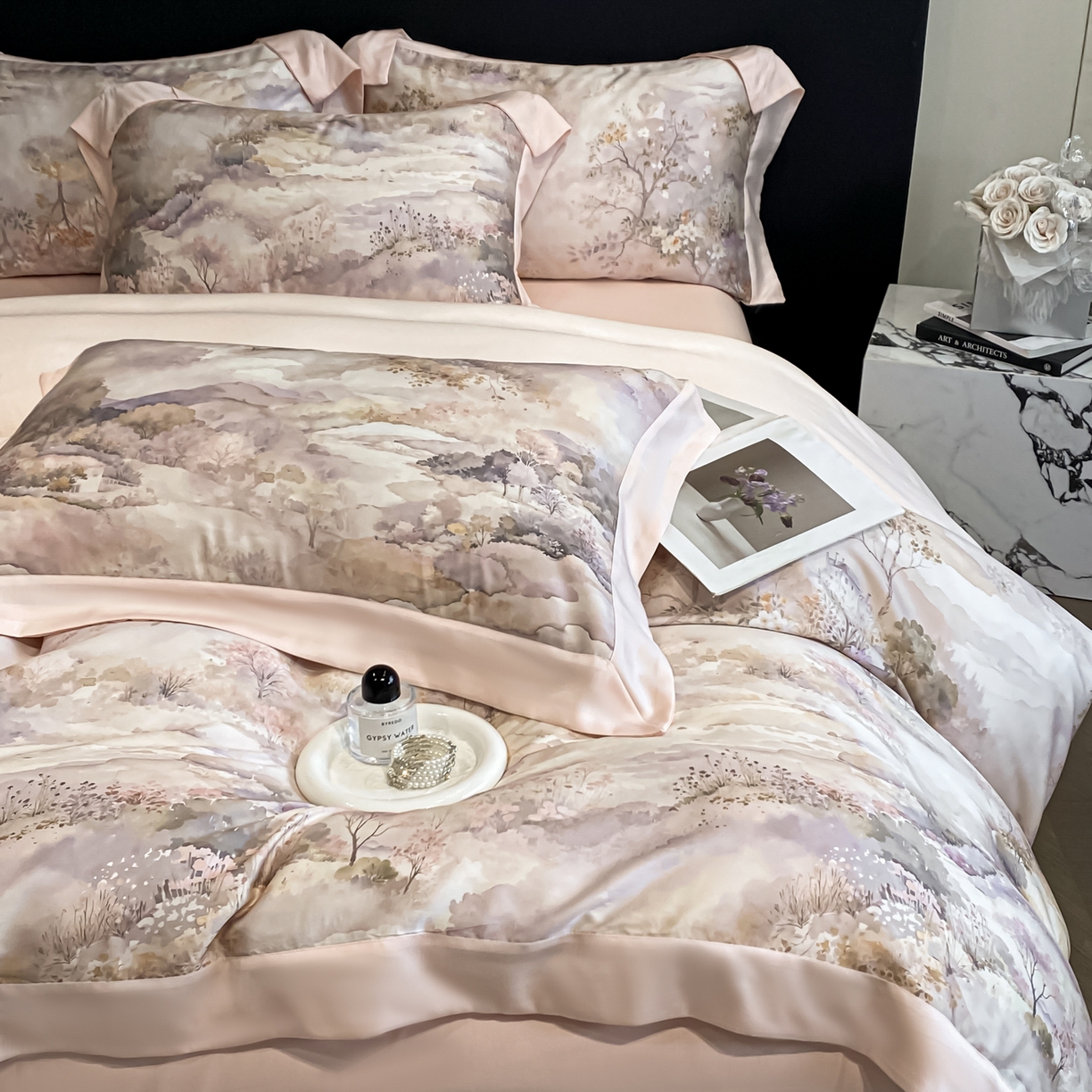 91家纺网 家纺一手货源 找家纺 博纳家纺 2026新款天丝莱塞尔轻奢高端数码印花拼角宽边夏被四件套冰感凉感四件套--夏洛伊系列 柏林春诗