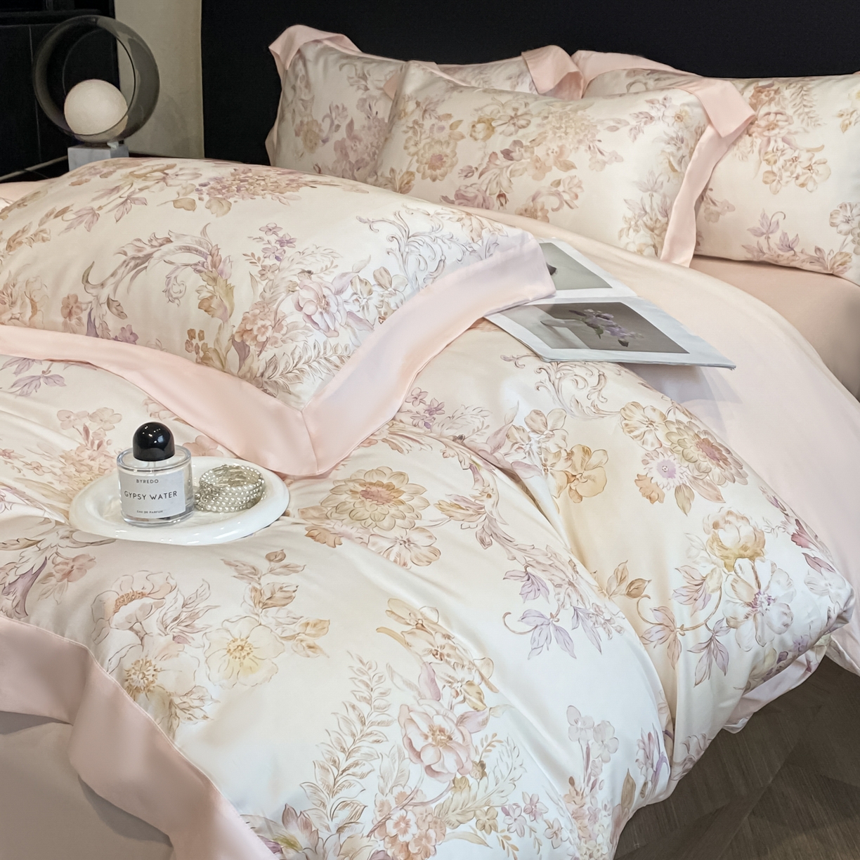 91家纺网 家纺一手货源 找家纺 博纳家纺 2026新款天丝莱塞尔轻奢高端数码印花拼角宽边夏被四件套冰感凉感四件套--夏洛伊系列 绮梦