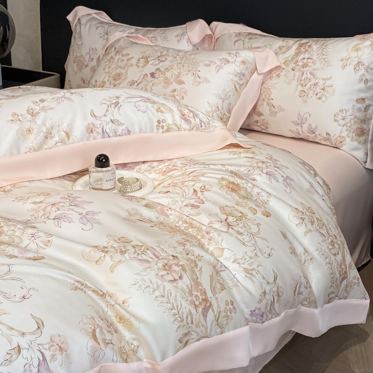 91家纺网 家纺一手货源 找家纺 博纳家纺 2026新款天丝莱塞尔轻奢高端数码印花拼角宽边夏被四件套冰感凉感四件套--夏洛伊系列 绮梦