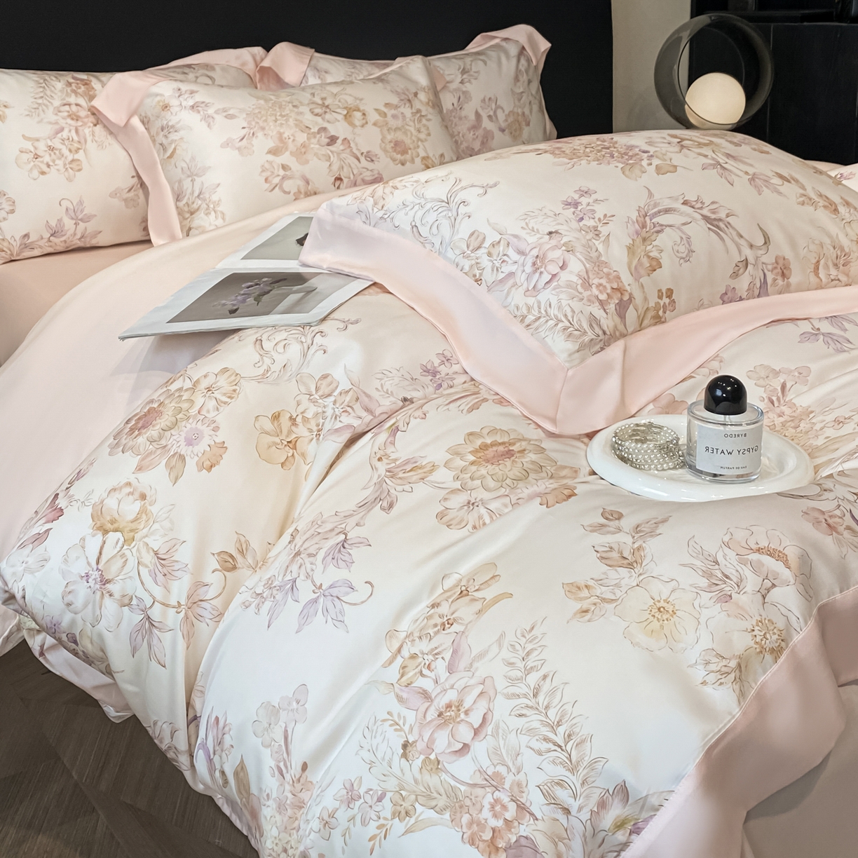91家纺网 家纺一手货源 找家纺 博纳家纺 2026新款天丝莱塞尔轻奢高端数码印花拼角宽边夏被四件套冰感凉感四件套--夏洛伊系列 绮梦