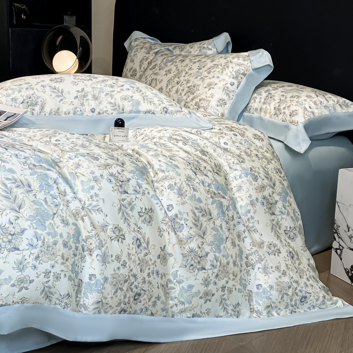 91家纺网 家纺一手货源 找家纺 博纳家纺 2026新款天丝莱塞尔轻奢高端数码印花拼角宽边夏被四件套冰感凉感四件套--夏洛伊系列 春亭序