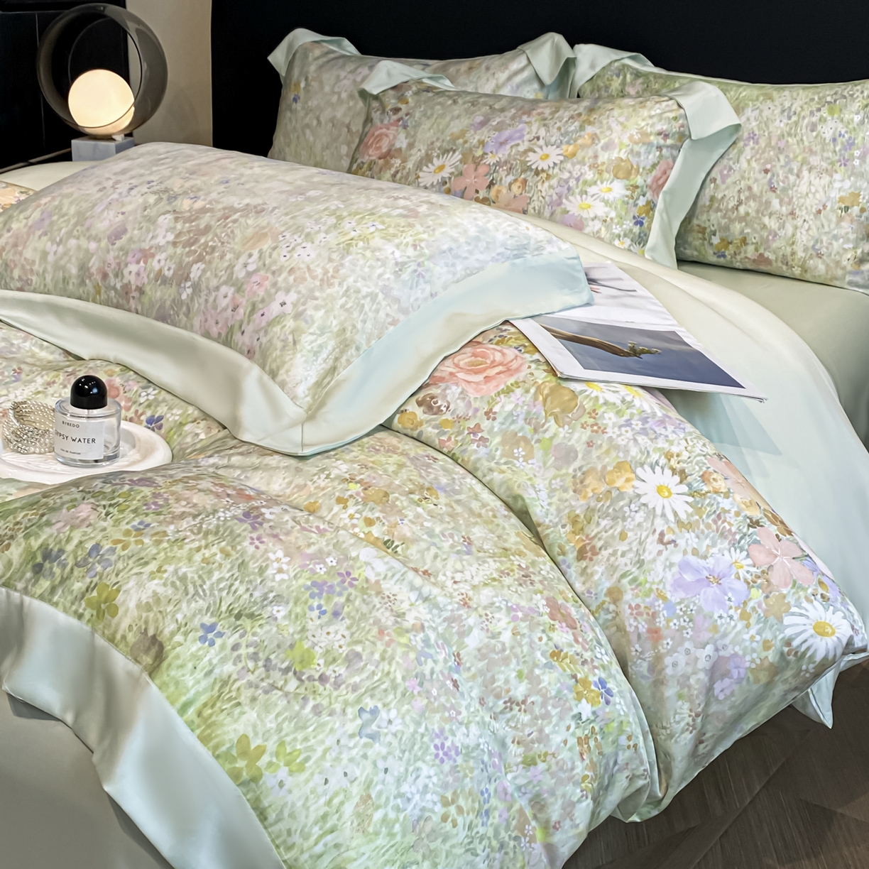 91家纺网 家纺一手货源 找家纺 博纳家纺 2026新款天丝莱塞尔轻奢高端数码印花拼角宽边夏被四件套冰感凉感四件套--夏洛伊系列 漫枝