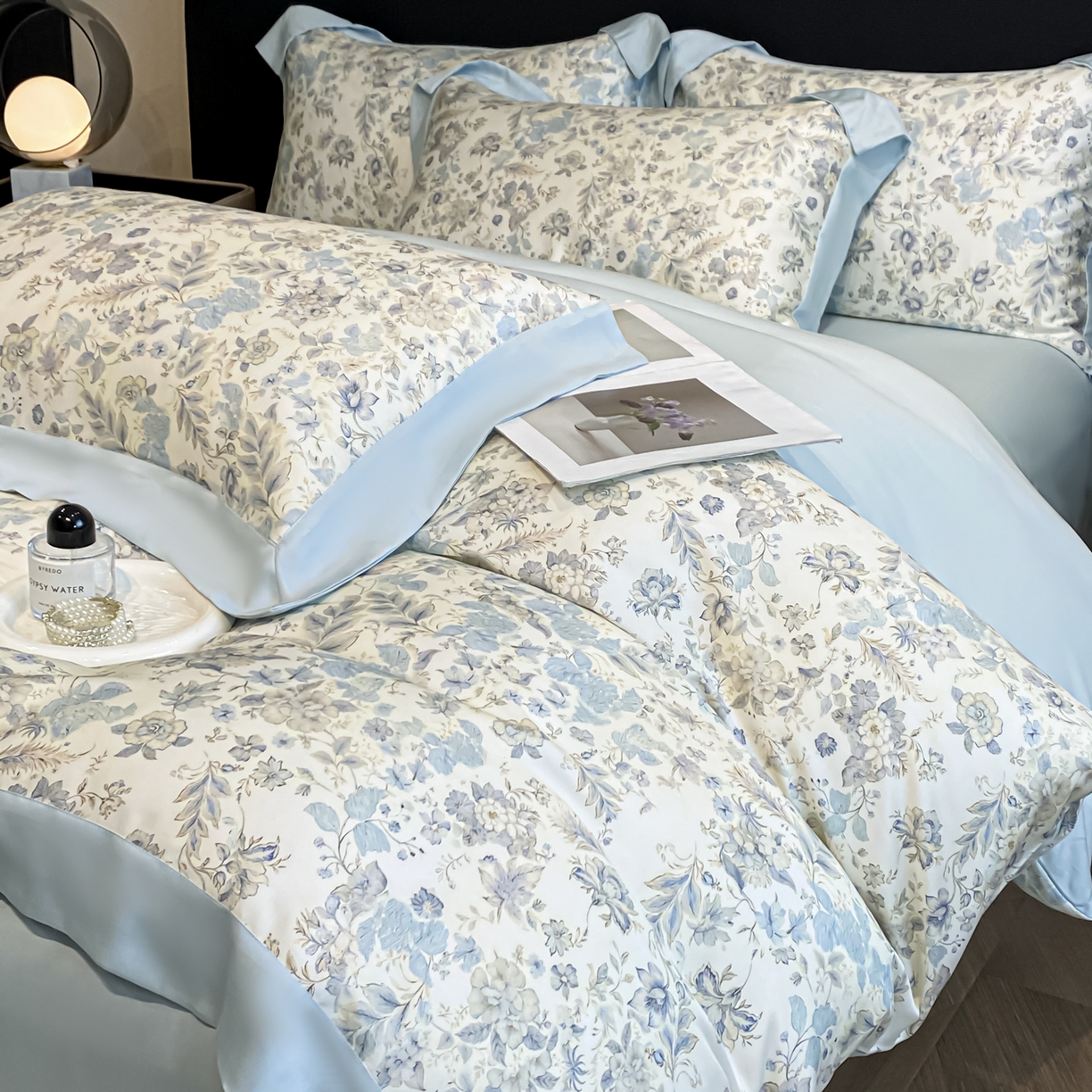 91家纺网 家纺一手货源 找家纺 博纳家纺 2026新款天丝莱塞尔轻奢高端数码印花拼角宽边夏被四件套冰感凉感四件套--夏洛伊系列 春亭序