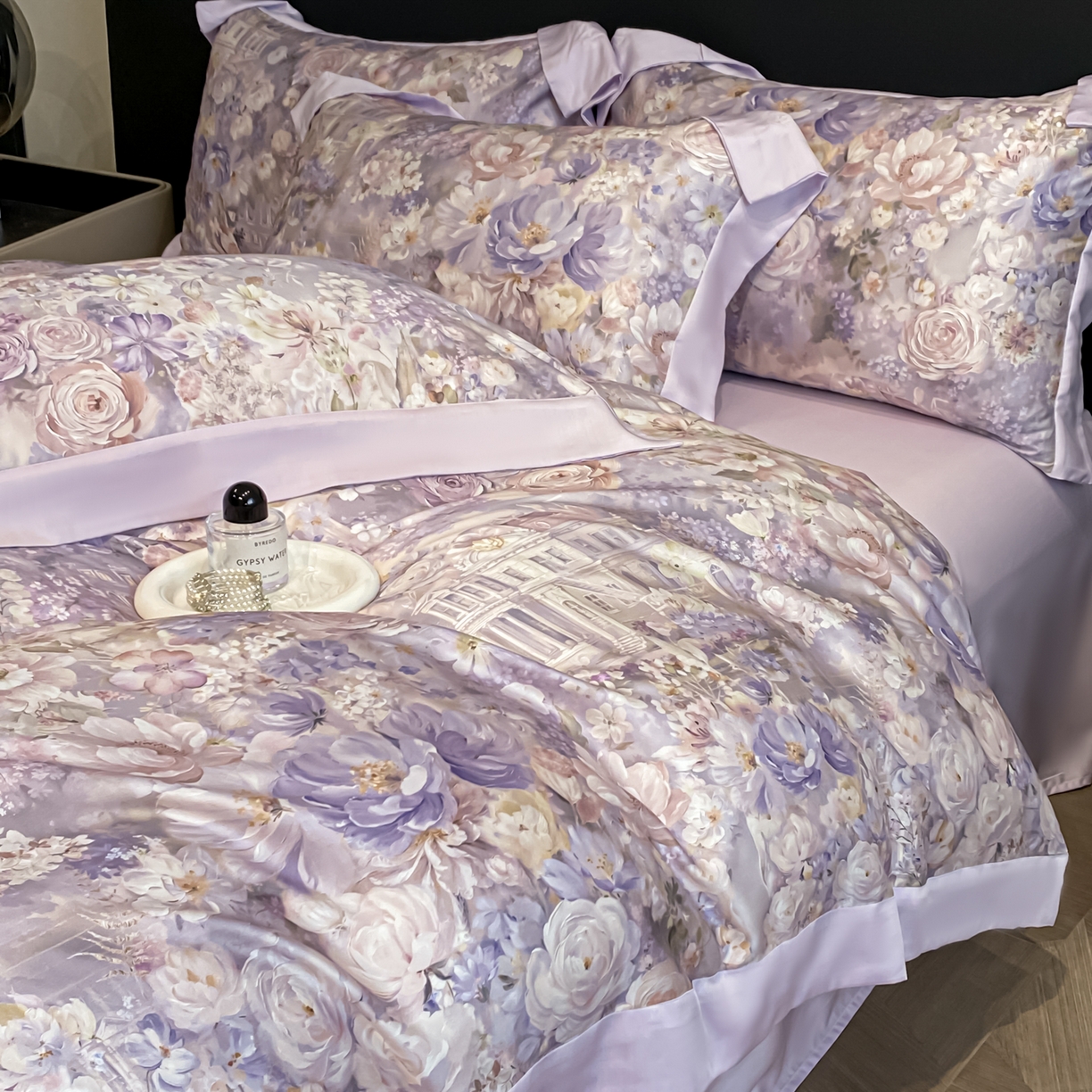 91家纺网 家纺一手货源 找家纺 博纳家纺 2026新款天丝莱塞尔轻奢高端数码印花拼角宽边夏被四件套冰感凉感四件套--夏洛伊系列 蔷薇庄园