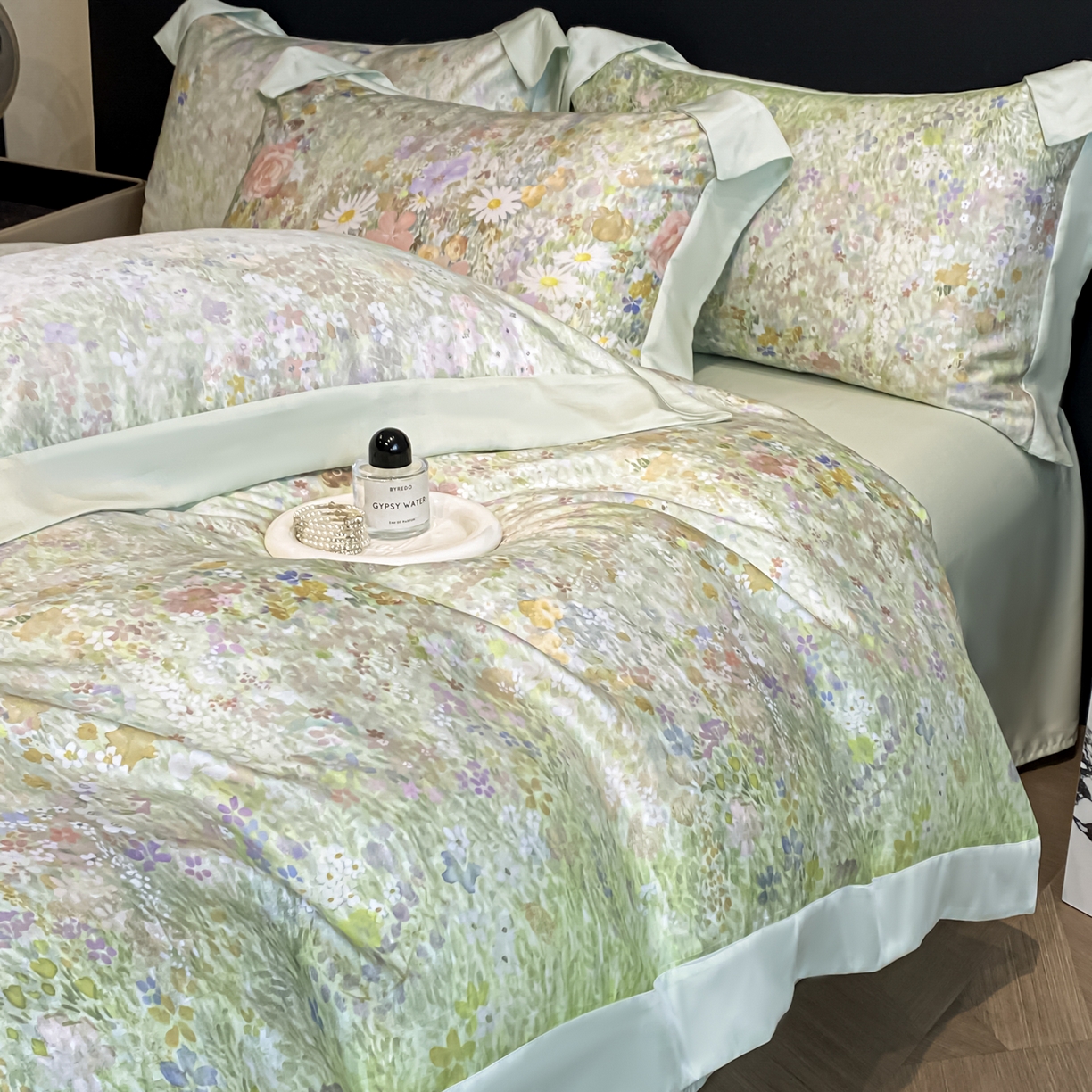 91家纺网 家纺一手货源 找家纺 博纳家纺 2026新款天丝莱塞尔轻奢高端数码印花拼角宽边夏被四件套冰感凉感四件套--夏洛伊系列 漫枝