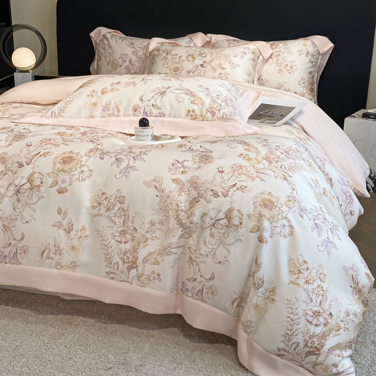 91家纺网 家纺一手货源 找家纺 博纳家纺 2026新款天丝莱塞尔轻奢高端数码印花拼角宽边夏被四件套冰感凉感四件套--夏洛伊系列 绮梦