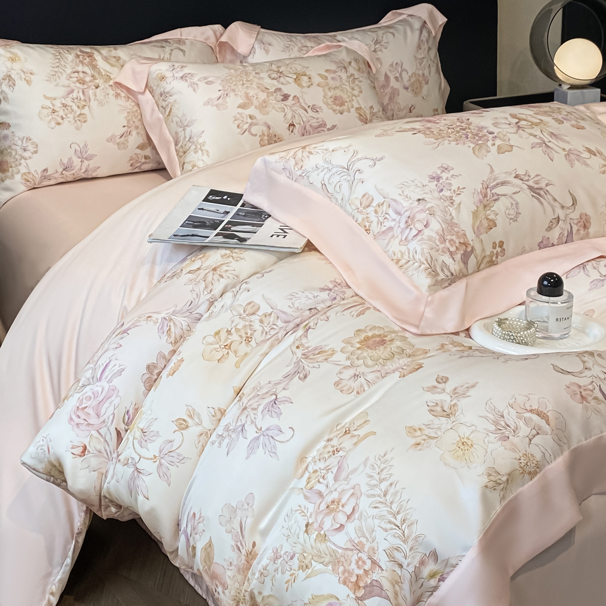 91家纺网 家纺一手货源 找家纺 博纳家纺 2026新款天丝莱塞尔轻奢高端数码印花拼角宽边夏被四件套冰感凉感四件套--夏洛伊系列 绮梦