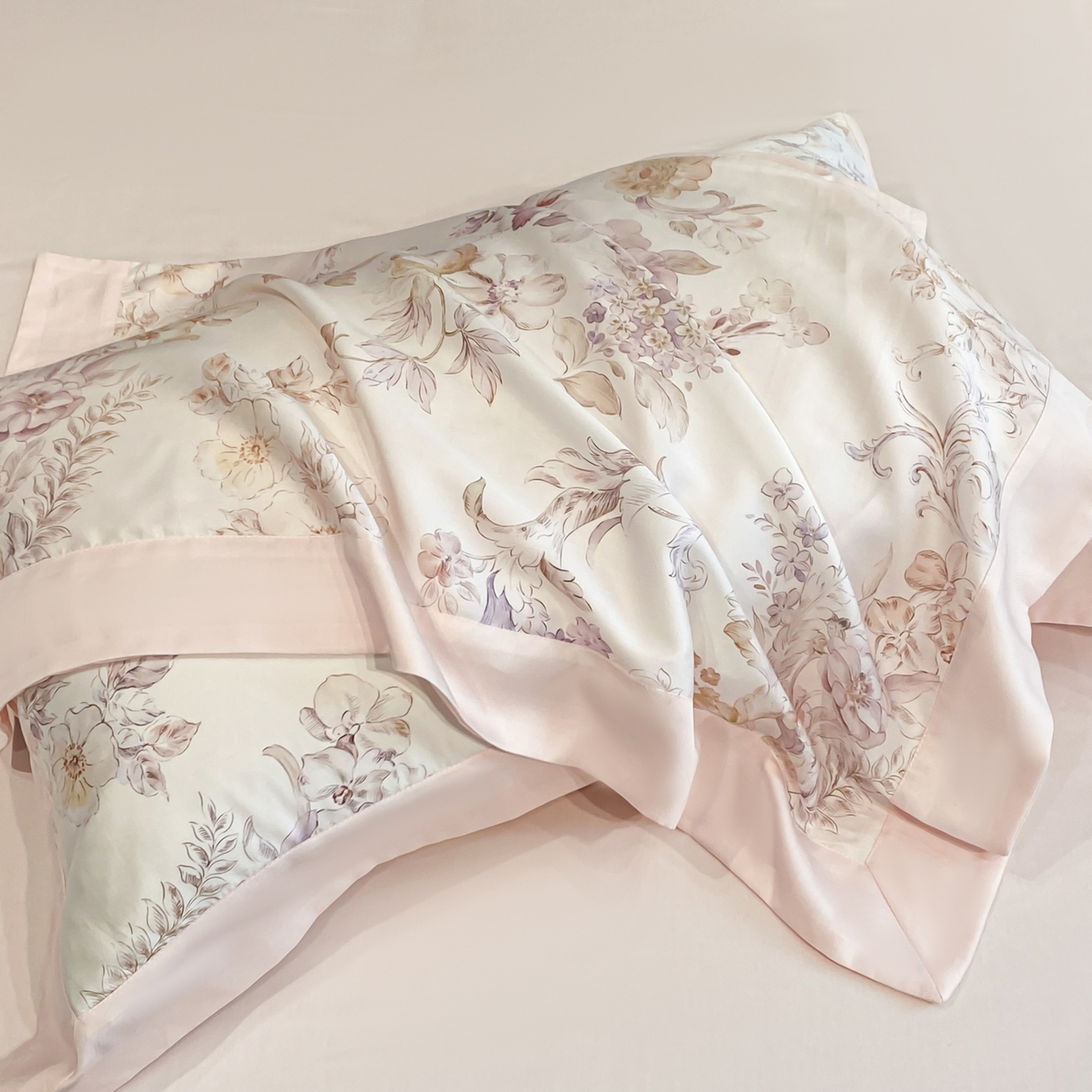 91家纺网 家纺一手货源 找家纺 博纳家纺 2026新款天丝莱塞尔轻奢高端数码印花拼角宽边夏被四件套冰感凉感四件套--夏洛伊系列 绮梦