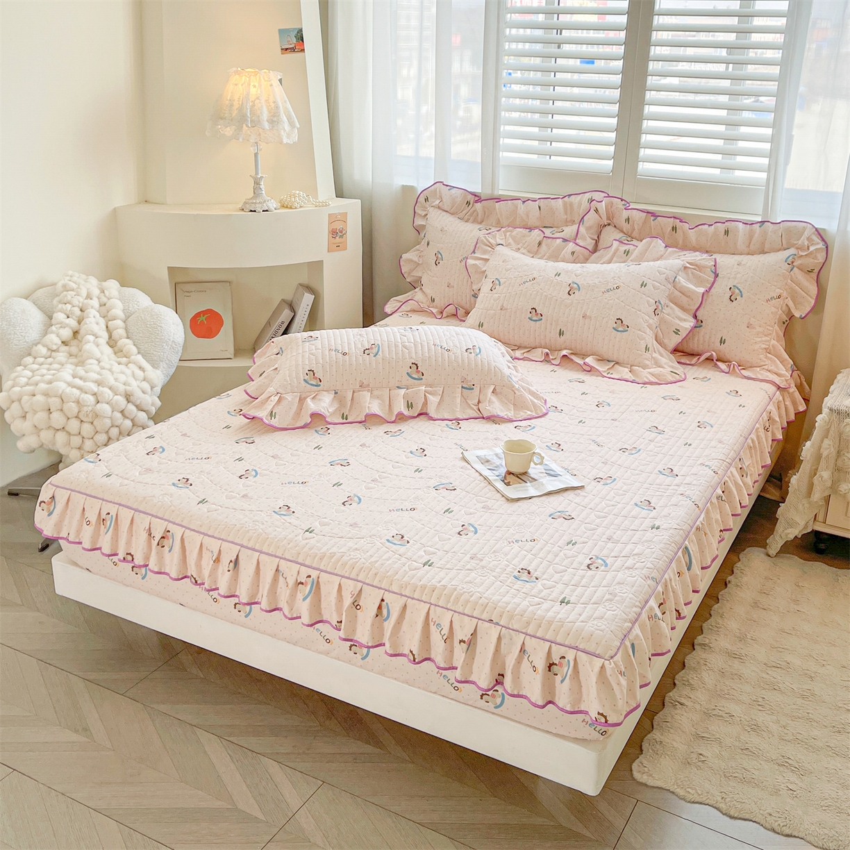 91家纺网 家纺一手货源 找家纺 宜凡家纺 2026新款全棉印花夹棉花边床笠套件②--四件套 摇摇木马