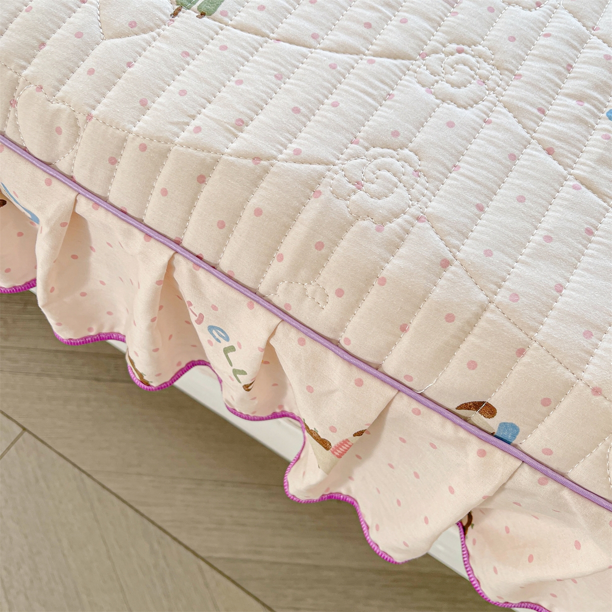 91家纺网 家纺一手货源 找家纺 宜凡家纺 2026新款全棉印花夹棉花边床笠套件②--四件套 摇摇木马